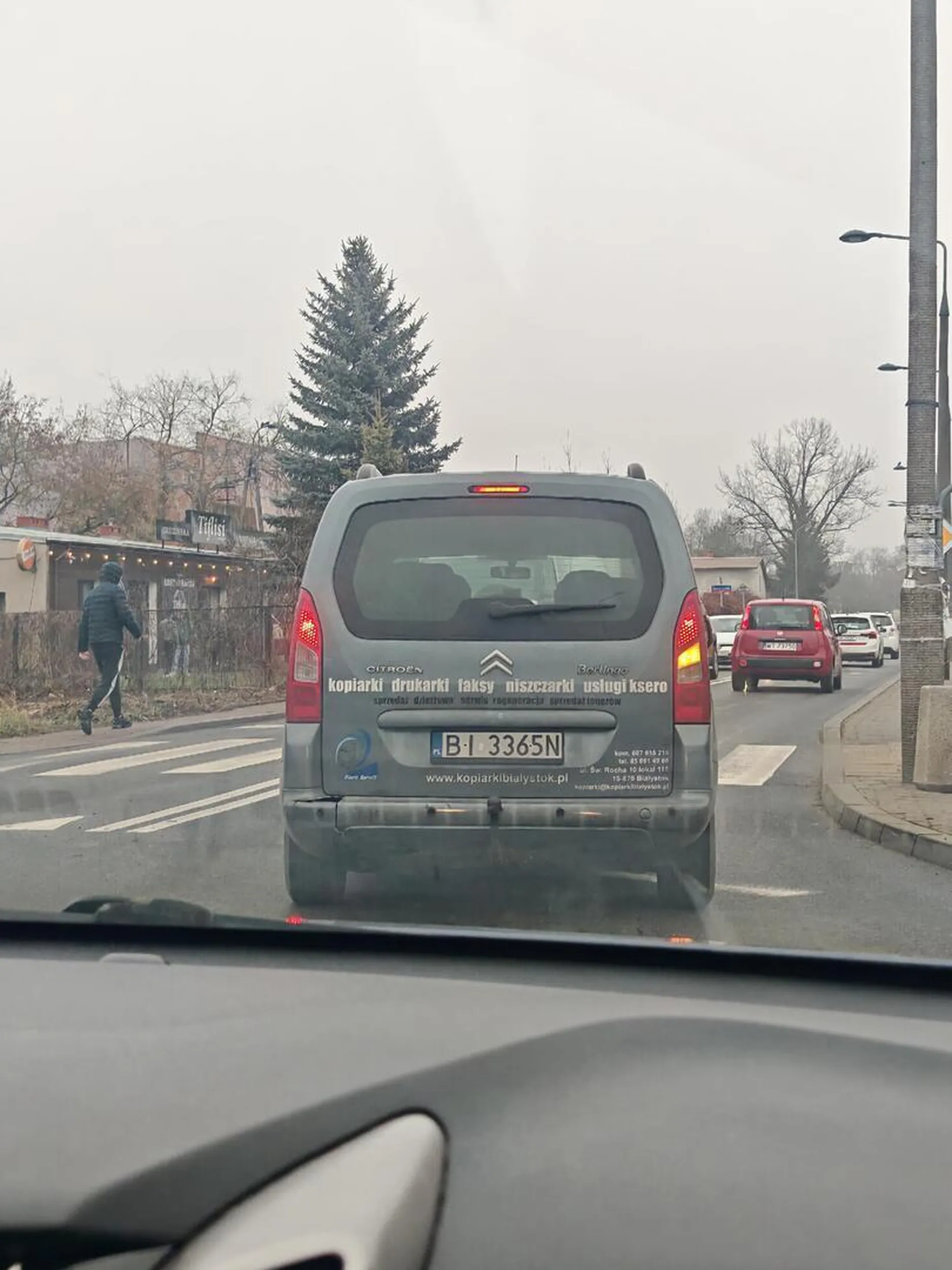 Wpierdala się na rondzie, nie zwraca uwagi na innych