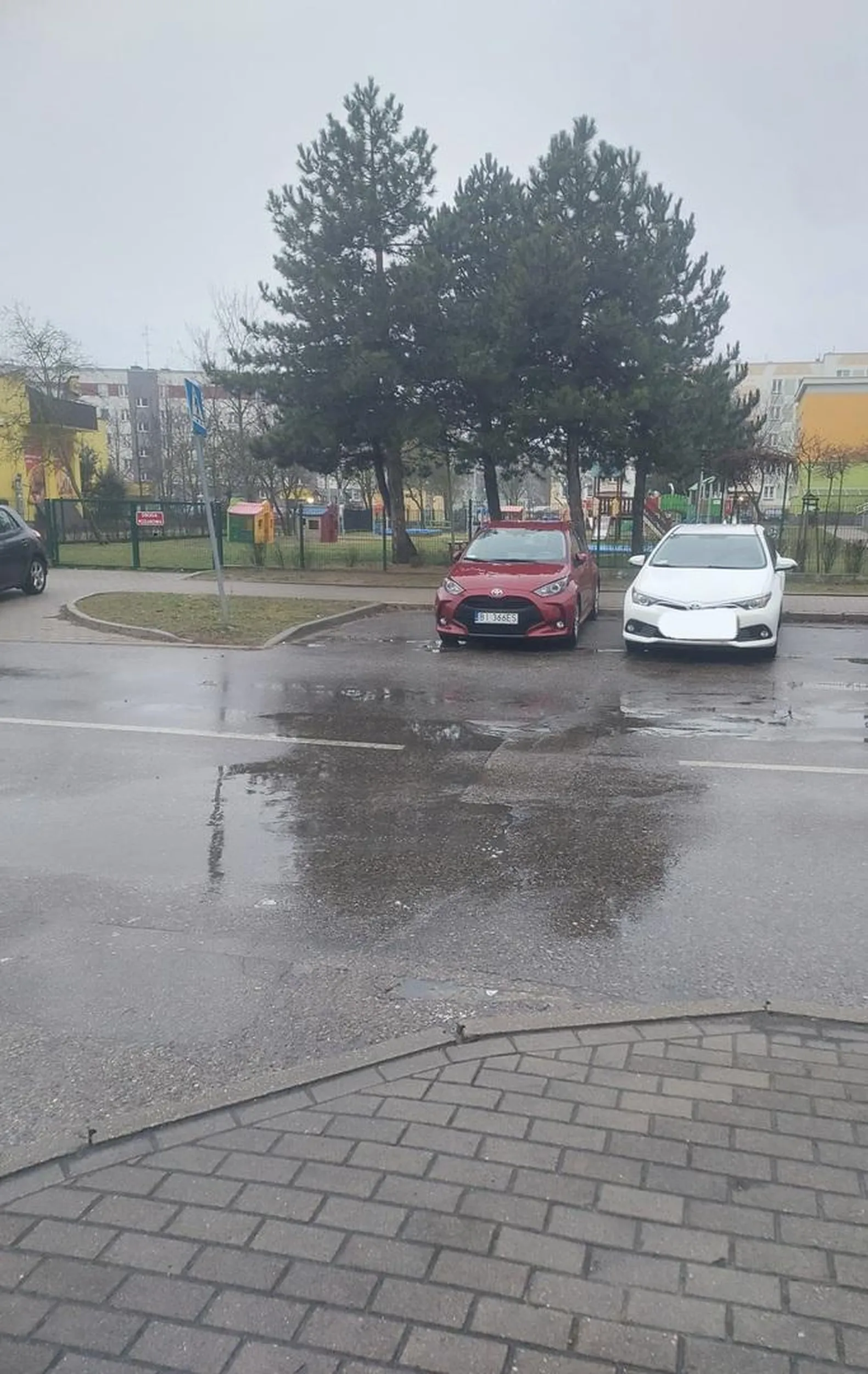 Obserwuję tą Panią od dłuższego czasu, jej fatalne umiejętności parkowania sprawiają, że za każdym razem stawia na dwa miejsca parkingowe. Wypadałoby wrócić na kurs z parkowania.