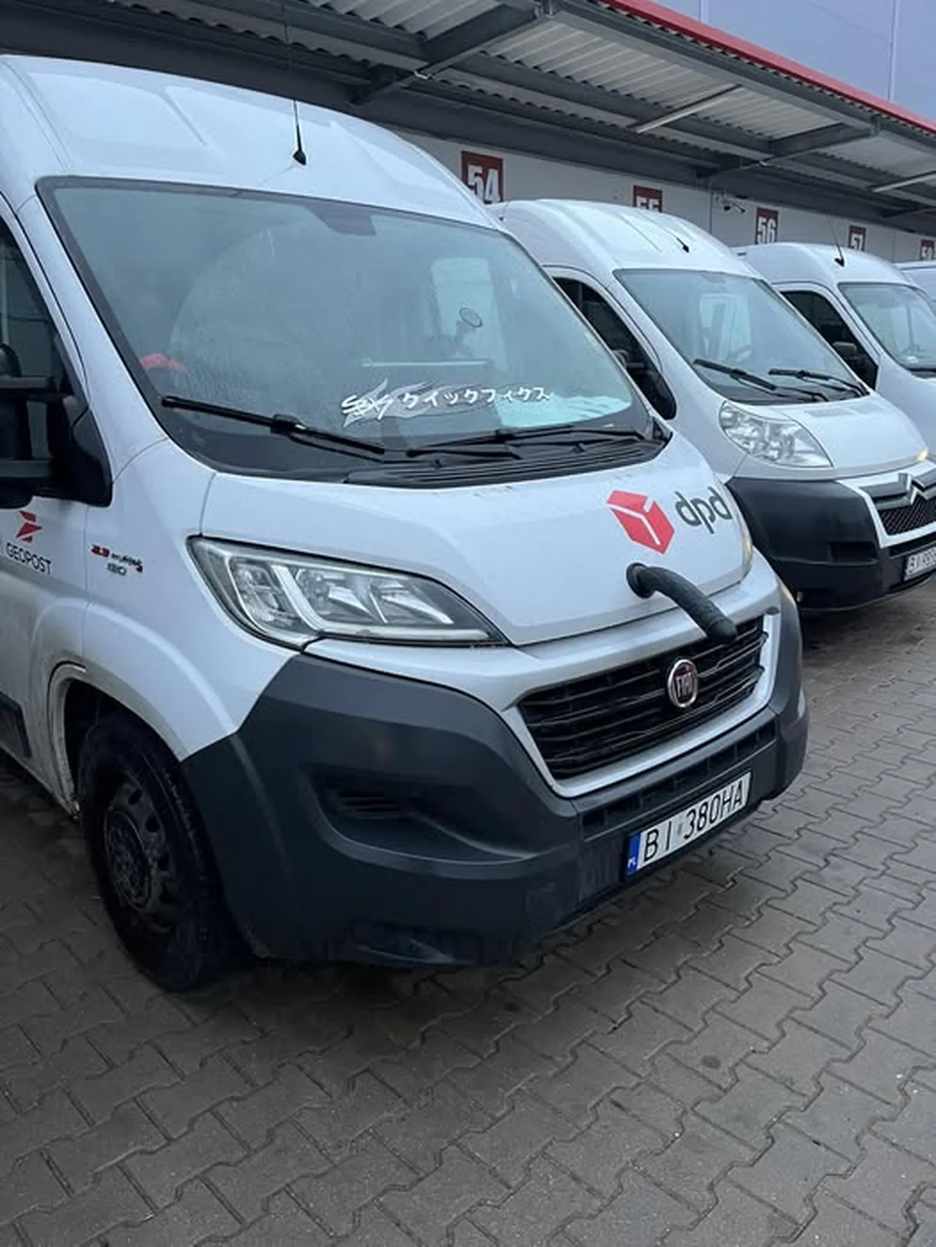 kierowca ma celownik na masce pojazdu