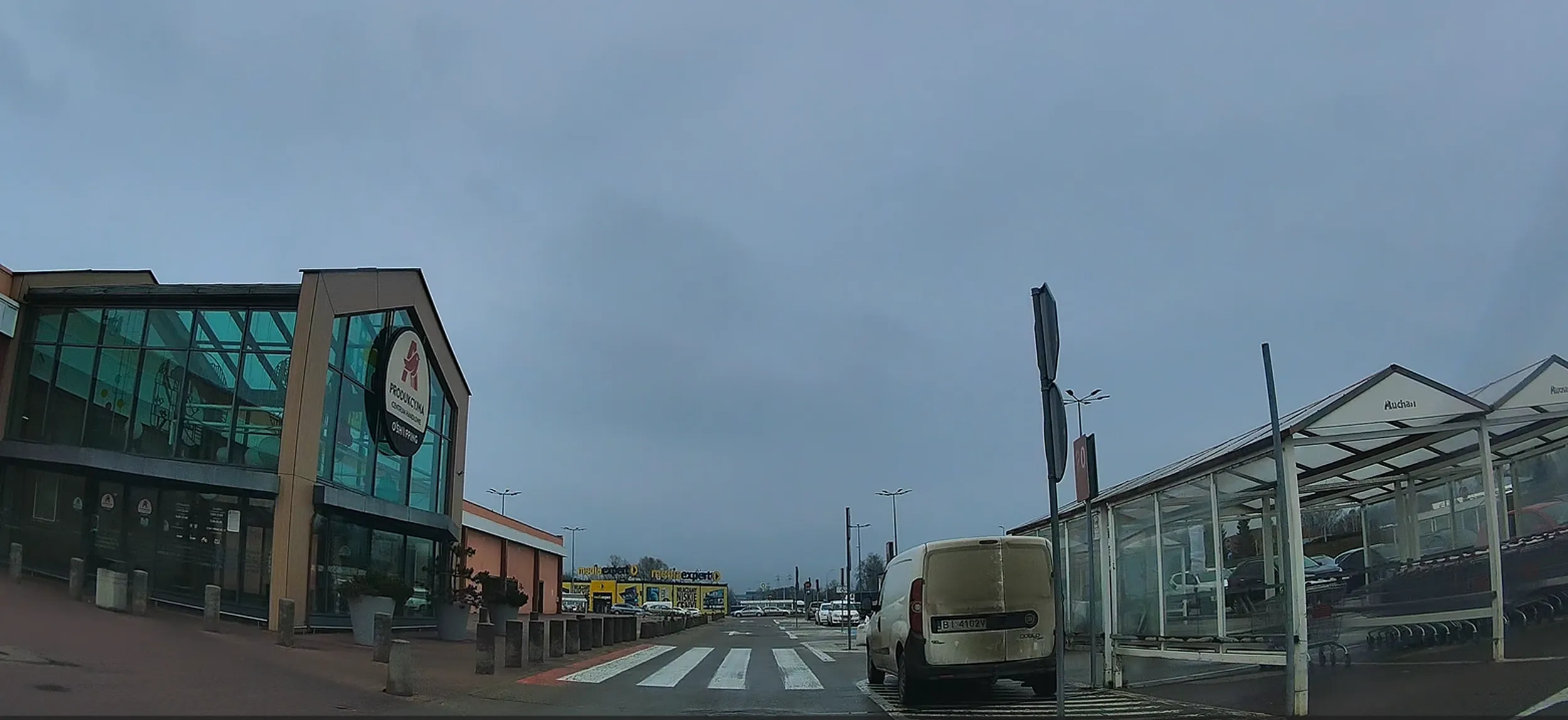 Burak ogranicza widoczność stając przed samym przejściem.