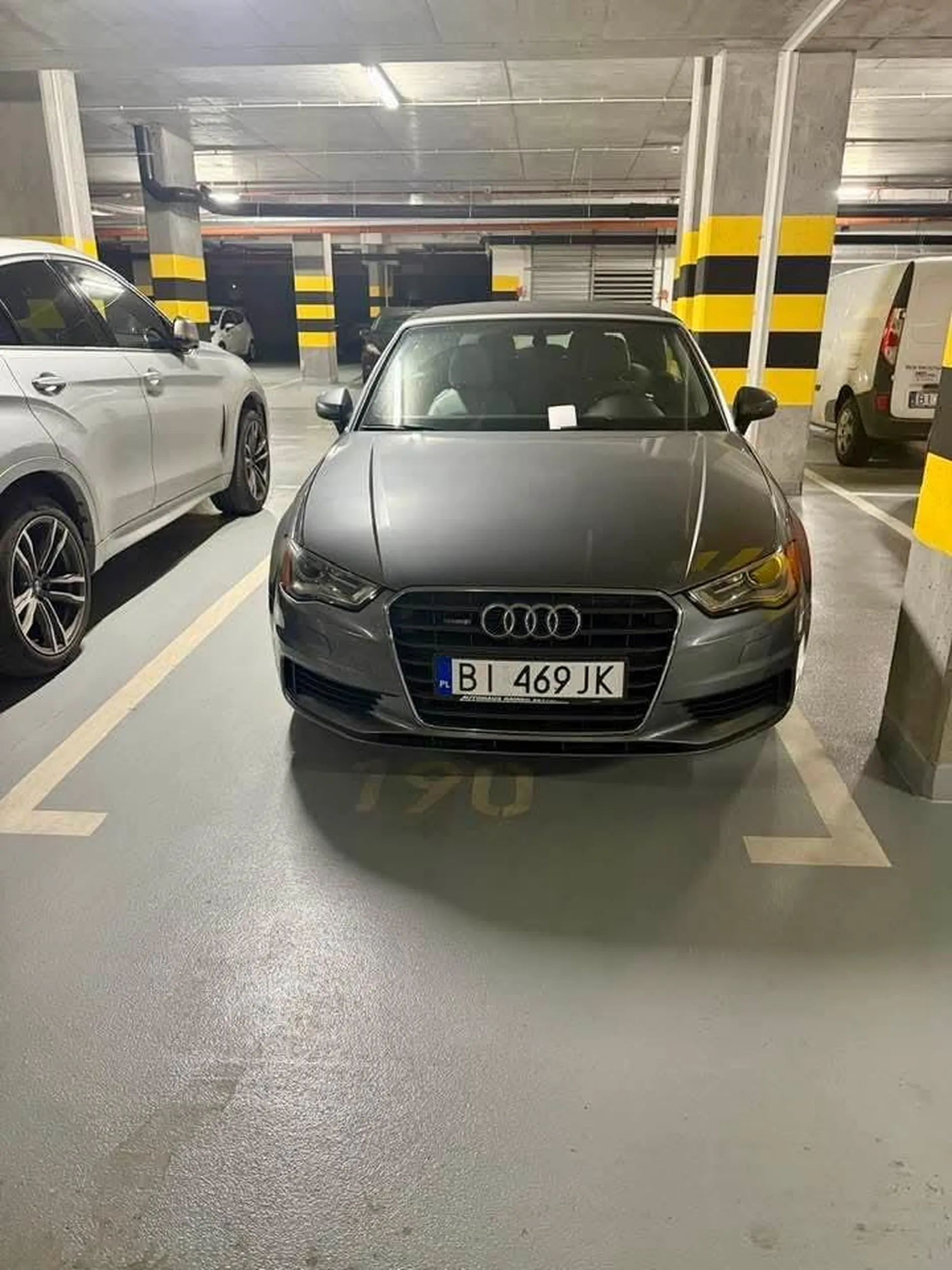 Bezczelnie parkuje na wykupionym miejscu!!!