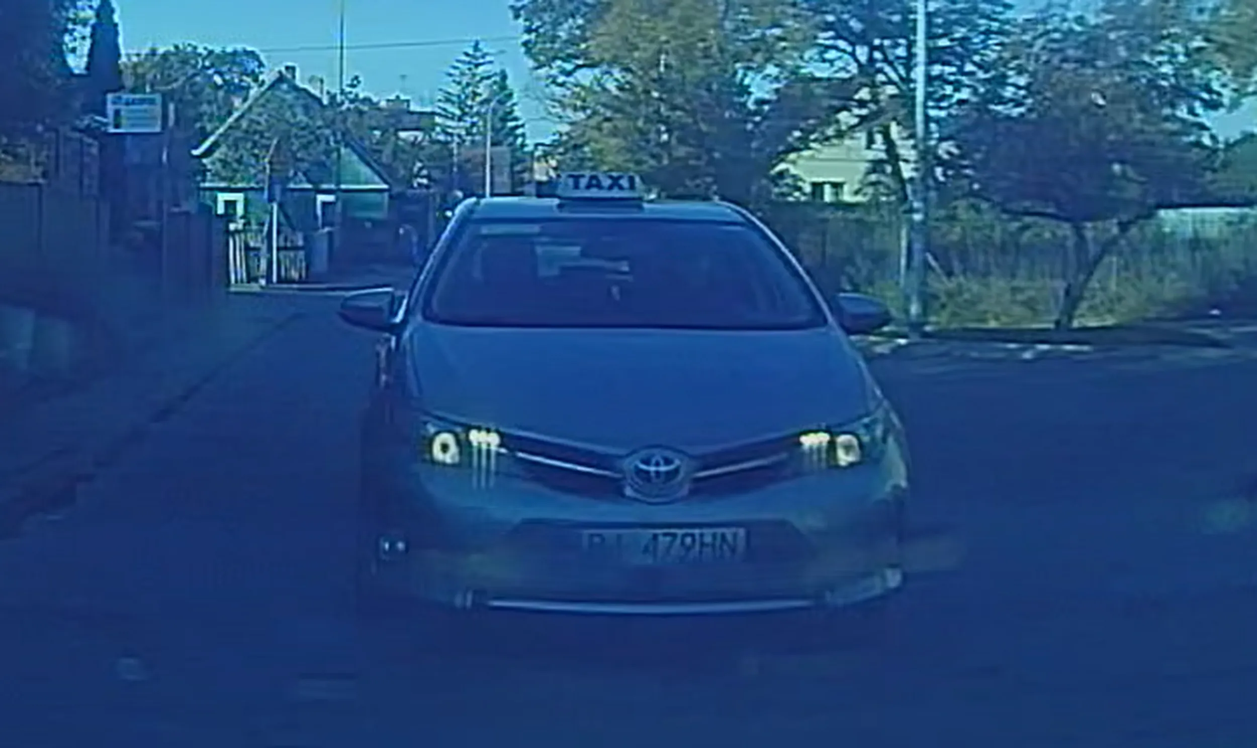 Na przyszłość radzę zachować odległość. A tymi długimi to możesz poświecić jak będziesz sobie do dupy zaglądać.