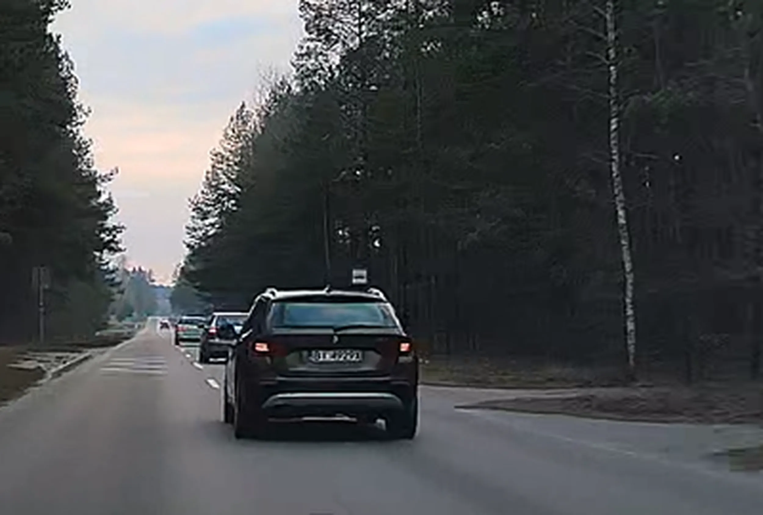 Wypadałoby zerknąć w lusterko zanim zmienimy pas, bo może już ktoś nas wyprzedza...