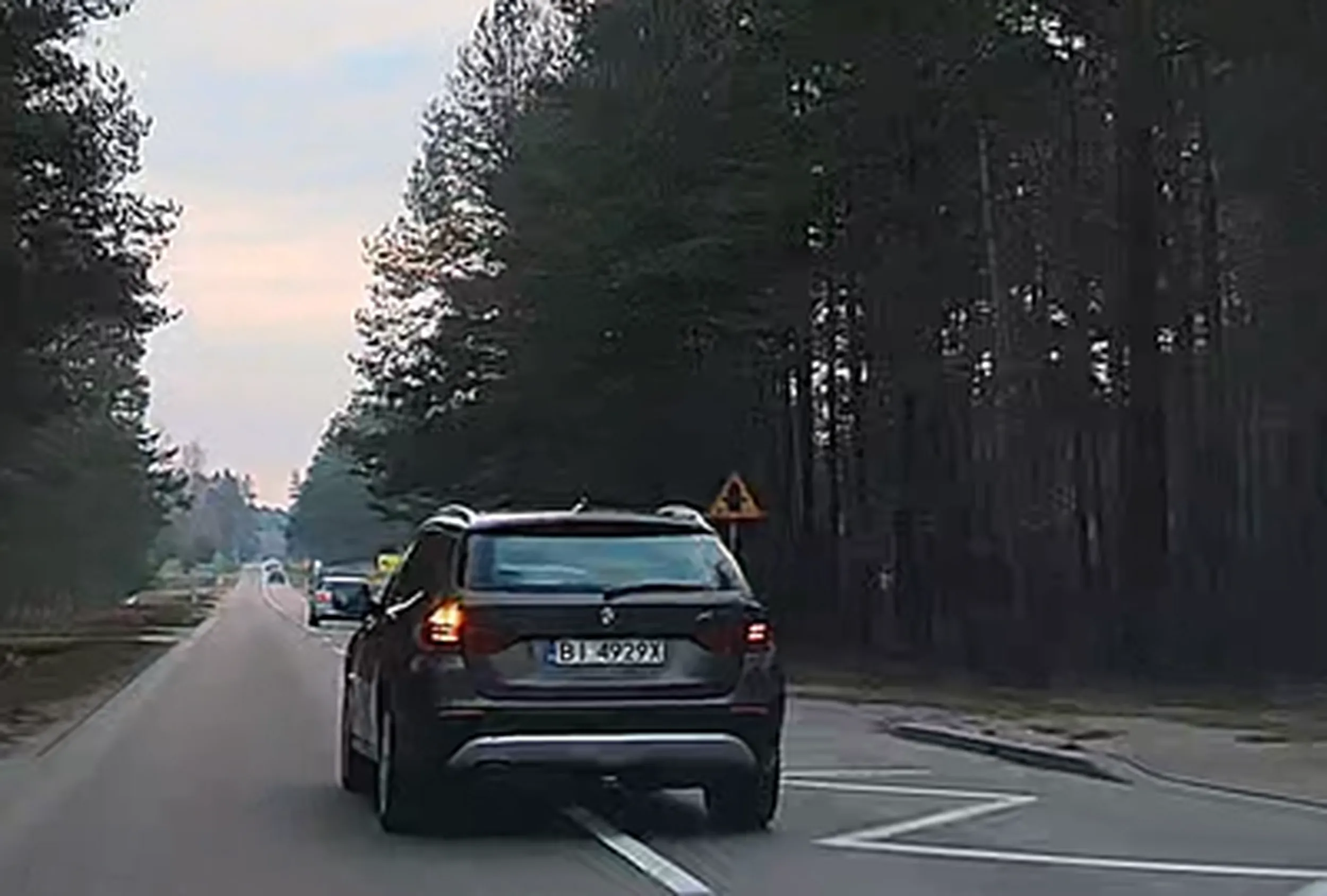 Wypadałoby zerknąć w lusterko zanim zmienimy pas, bo może już ktoś nas wyprzedza...