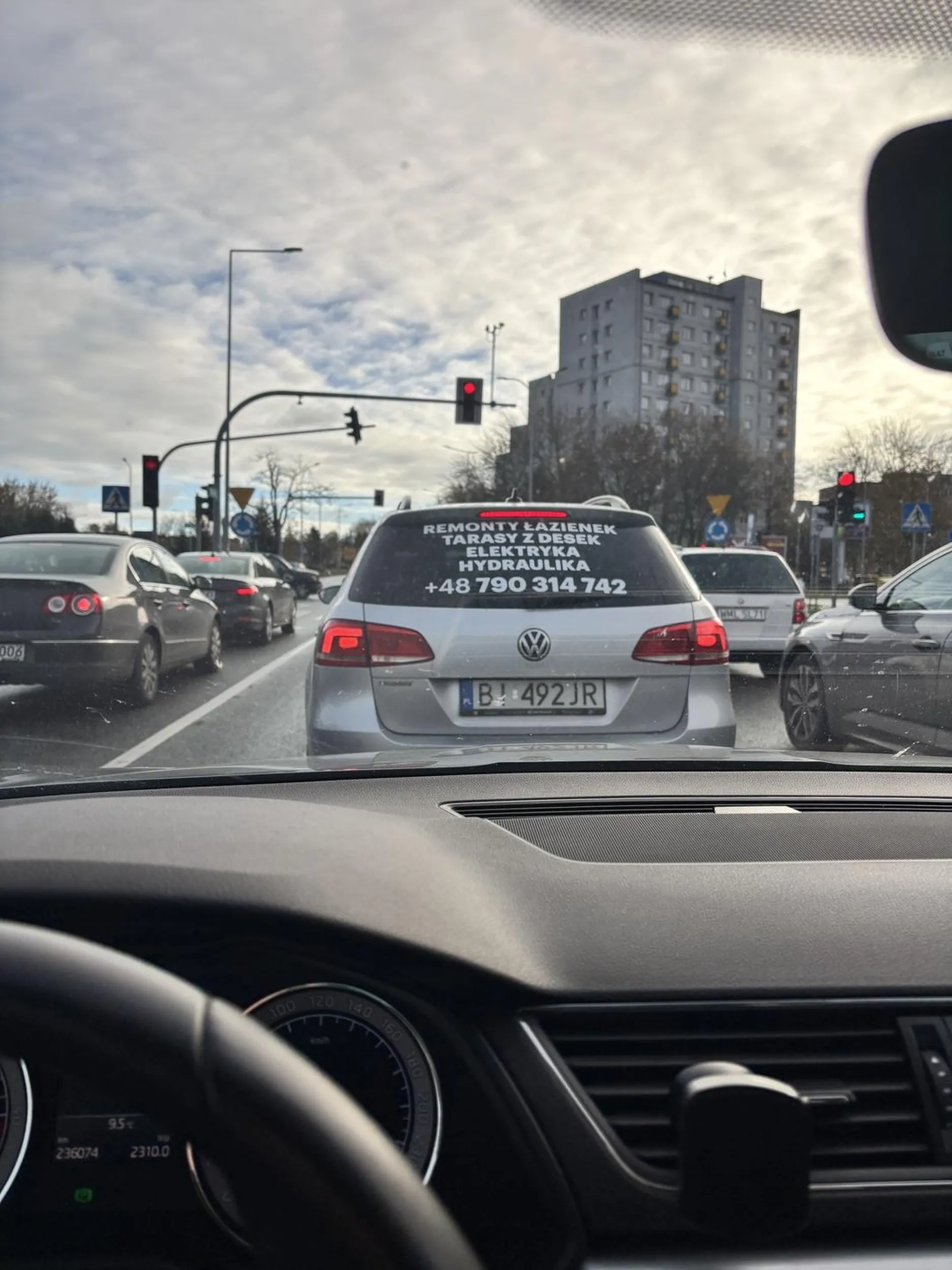 Niebezpiecznych kierowca . Zmiana pasu przez światłami następnie ostre hamowanie . Brawurowa jazda ,nie polecam spotkać na drodze .