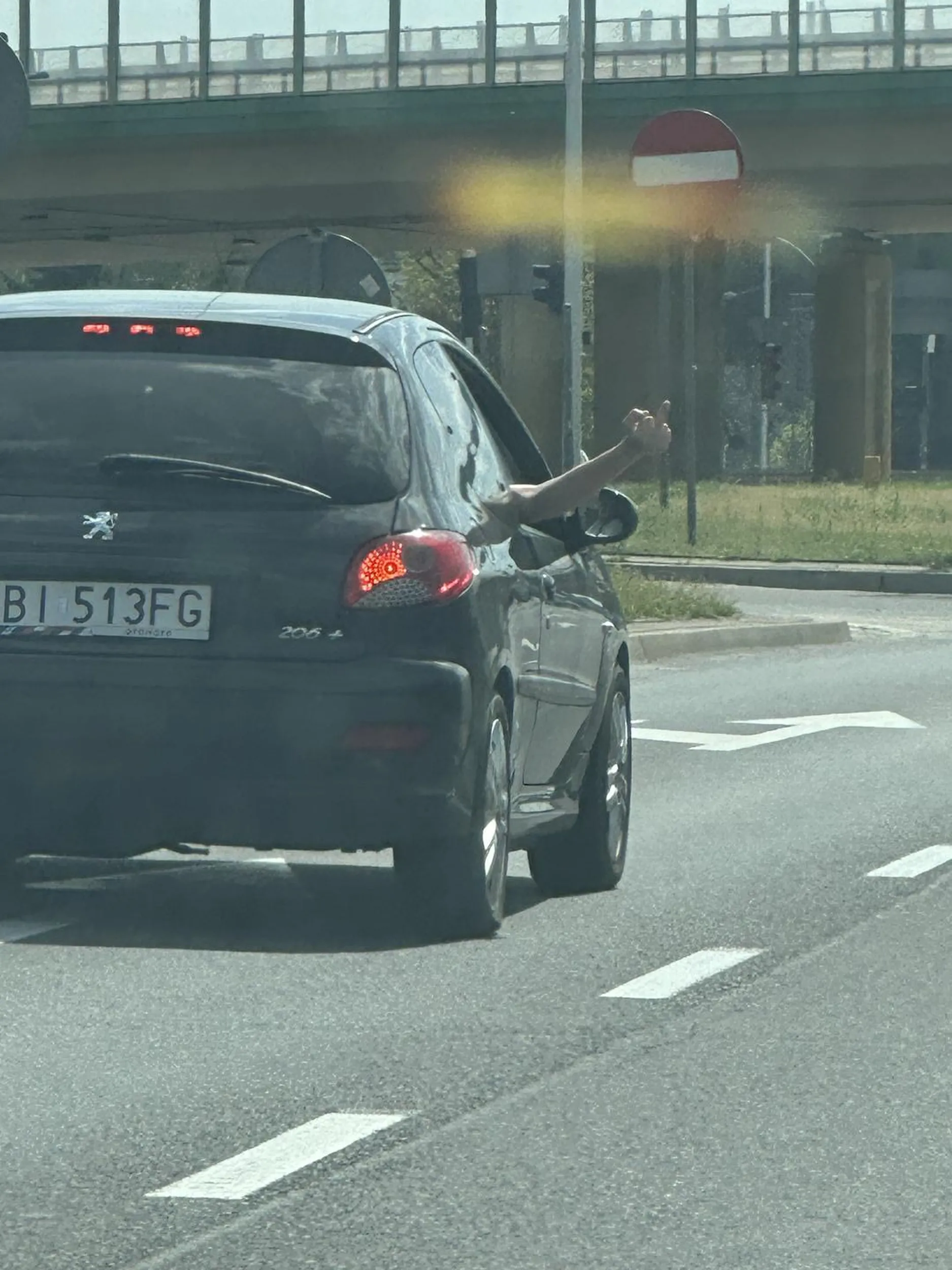 Niebezpieczni kierowcy. Brak kultury jazdy. Agresywny pasażer najpewniej pijany. Zgasło mu na pasach auto