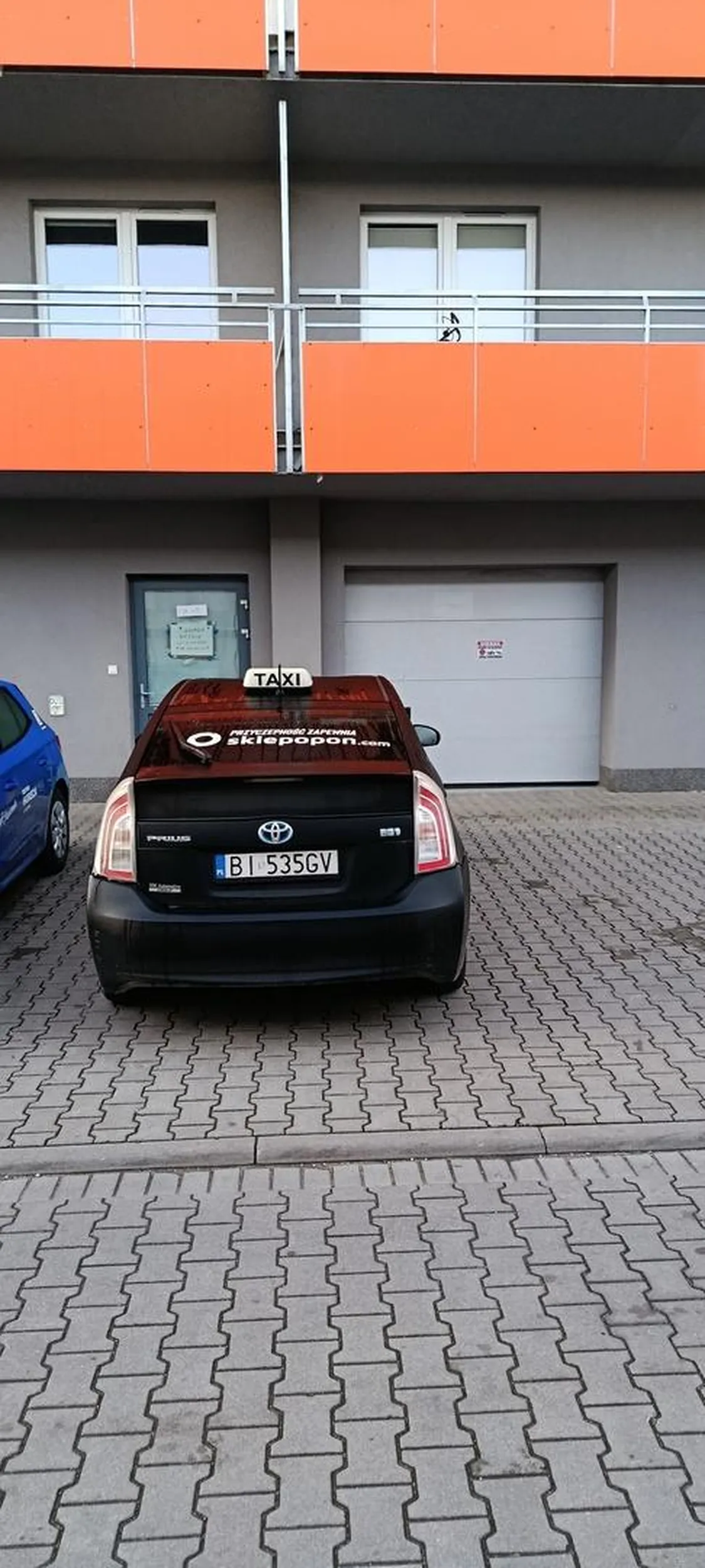 Nic się nie zmieniło. Bezczelny burak zastawia garaż