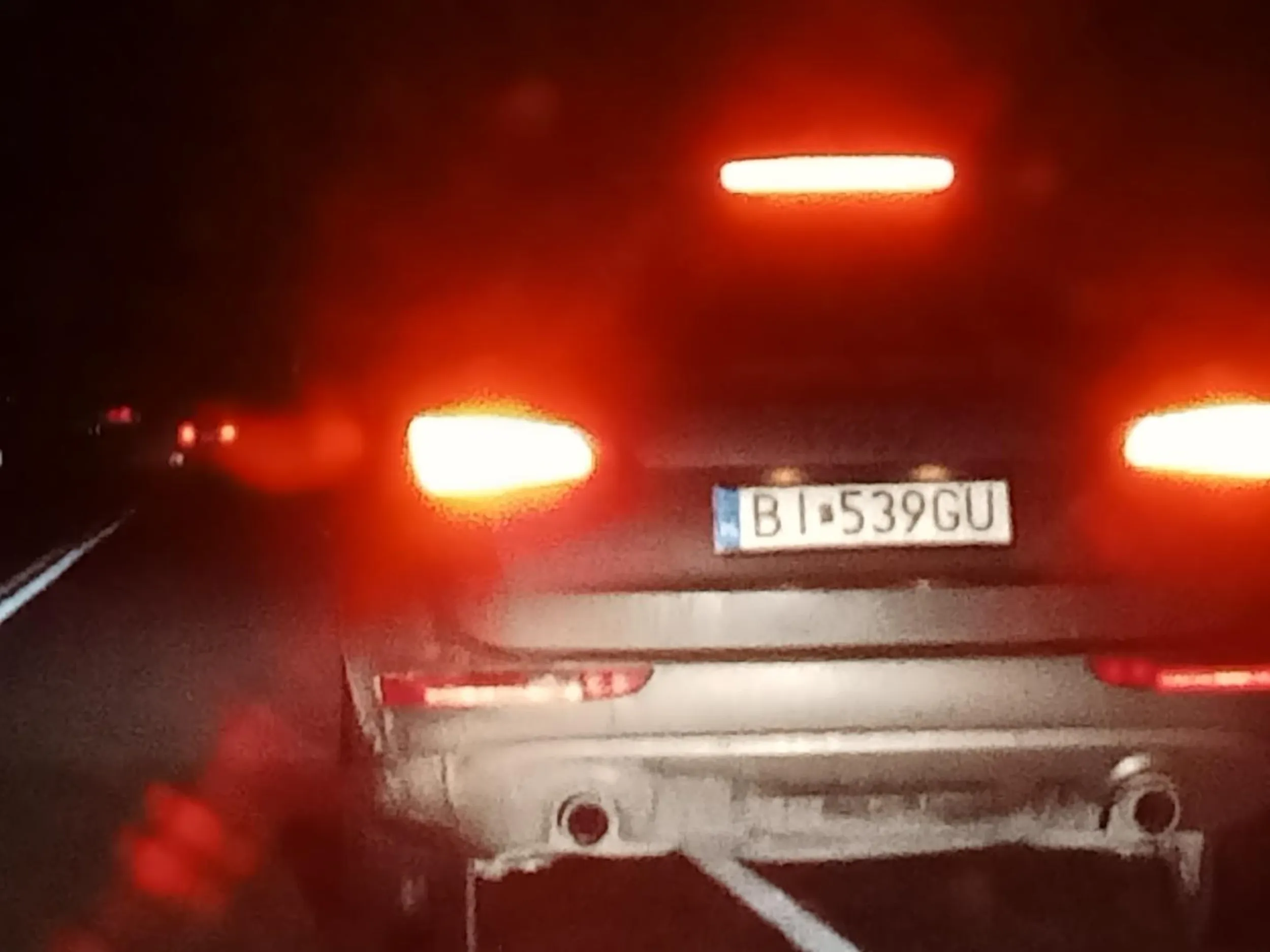 Droga Łomża-Białystok. Przez tego ktosia o mało nie zjechałam z drogi do rowu. Tuż przed maską wywalił śmieci z maka.... Abyś ty doznał takiej sytuacji. Ale żebyś wypadł z drogi. Nie pozdrawiam...