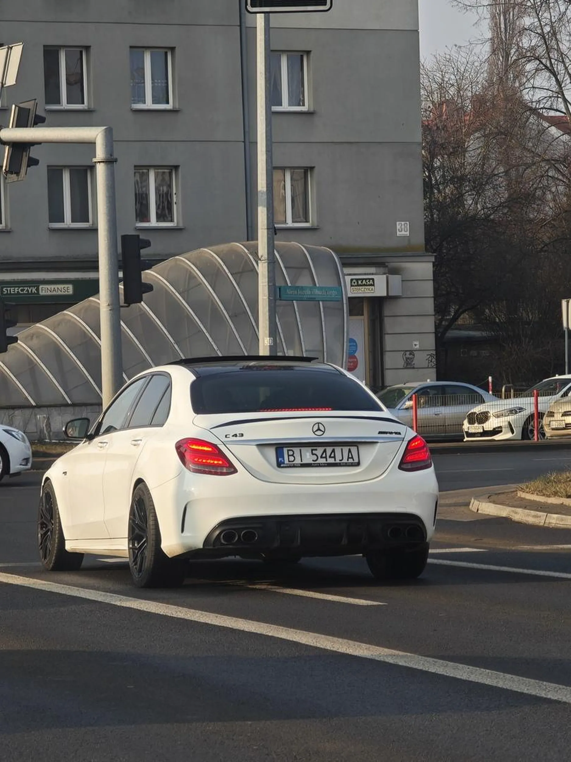 Nie używa kierunkowskazów. Jeździ bus pasami. Ogólnie młot.