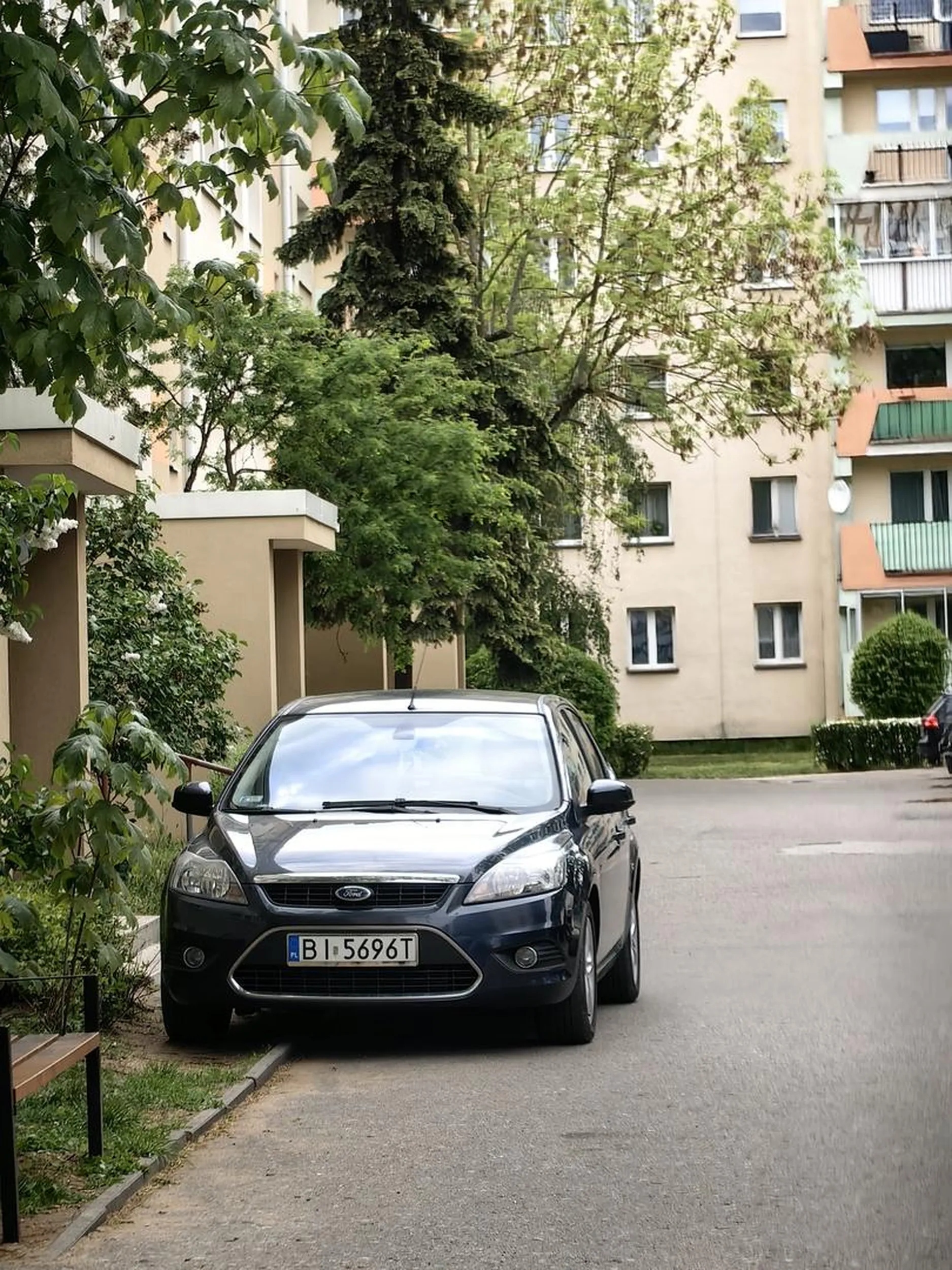 To nie miejsce parkingowe! Nastepnym razem wyjeżdżając zapier**le Ci w drzi to się może nauczysz. Miejsca parkingowe były wolne!