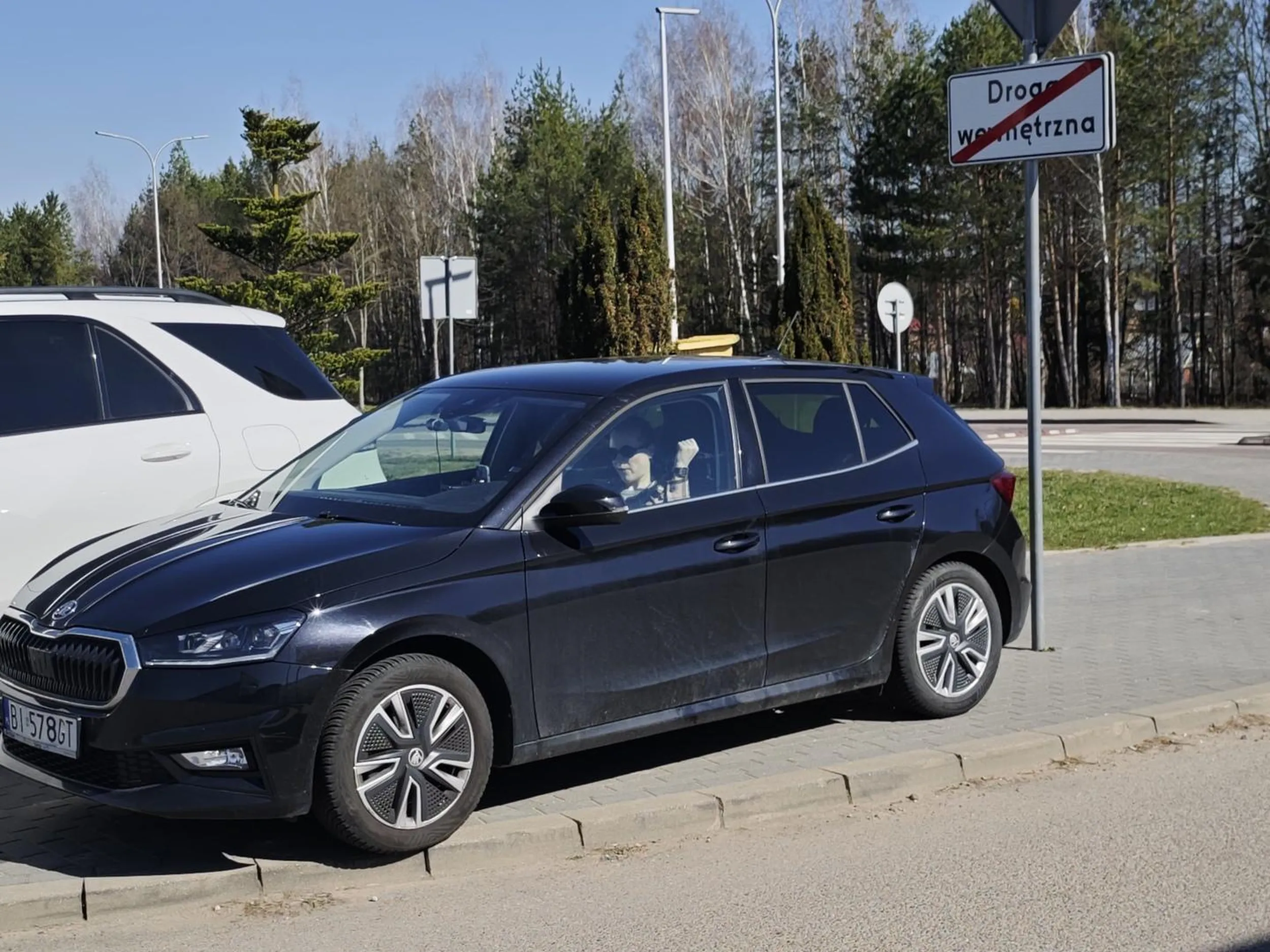 Ciągle parkuję na chodniku blokując przejście. Totalna ignorancja i brak szacunku dla innych.