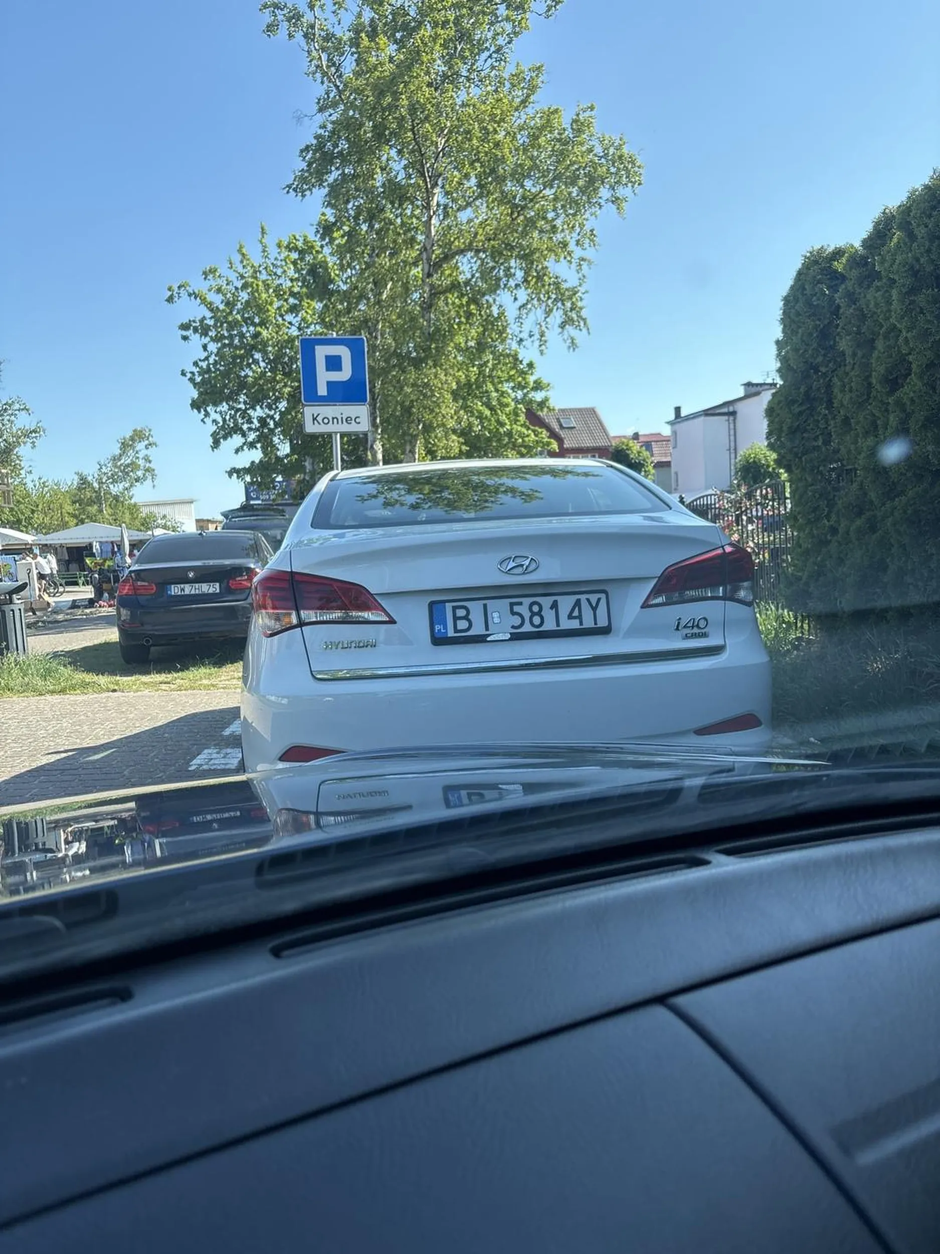 Błagam Cię naucz się parkować równolegle. Miałeś dużo miejsca z przodu a dostawiłeś tył na nie swoje miejsce i nie mogłem wyjechać. Nie pozdrawiam z Mrzeżyna