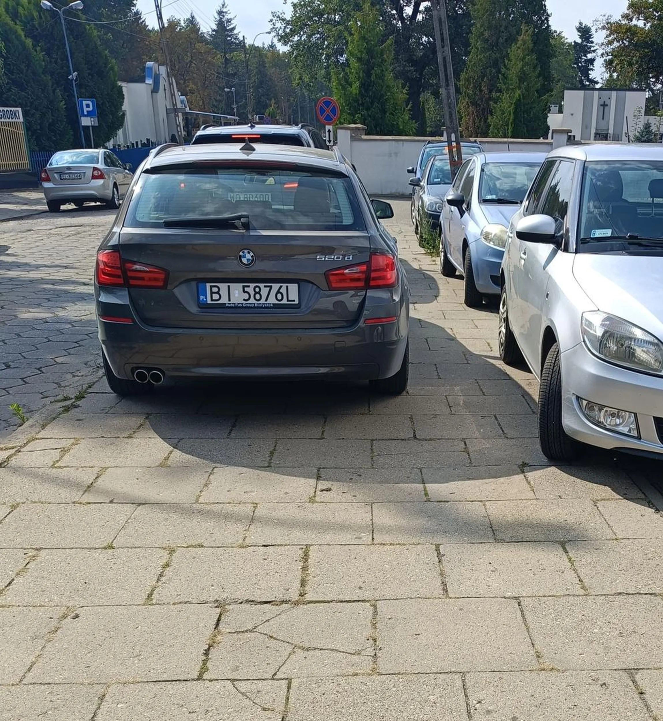 Parkuje na zakazie i zajmuje cały chodnik.