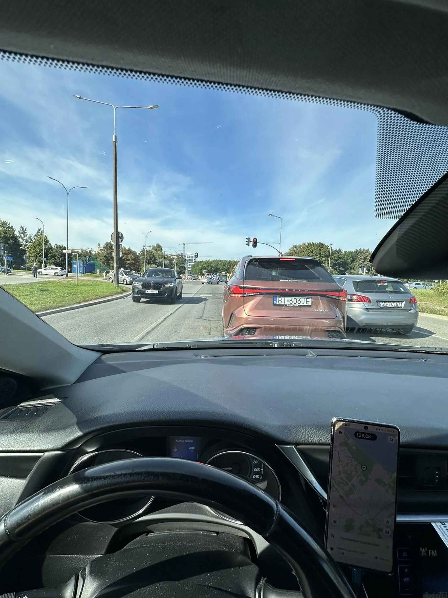 Co to ma być jedziesz, wymijasz innych i potem blokujesz lewo skręt bo chcesz w prawo sobie skręcić. Pomyśl co robisz