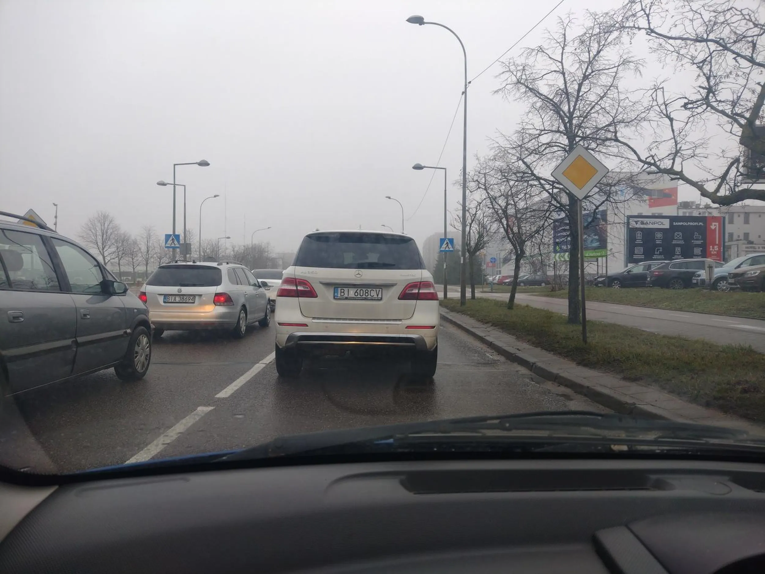 Pan z lewego psa wbił się na prawy pas, że musiałam zjechać na krawężnik. Trabnelam i zrobiłam zdjęcie, po czym on mnie śledził nagrywał straszył, szarpał za klamkę auta. Następnie mnie śledził. Jak wjechałam na parking podziemny widziałam przez okno że mnie szuka. Sprawa jest na policji. Proszę reagujcie na takie osoby