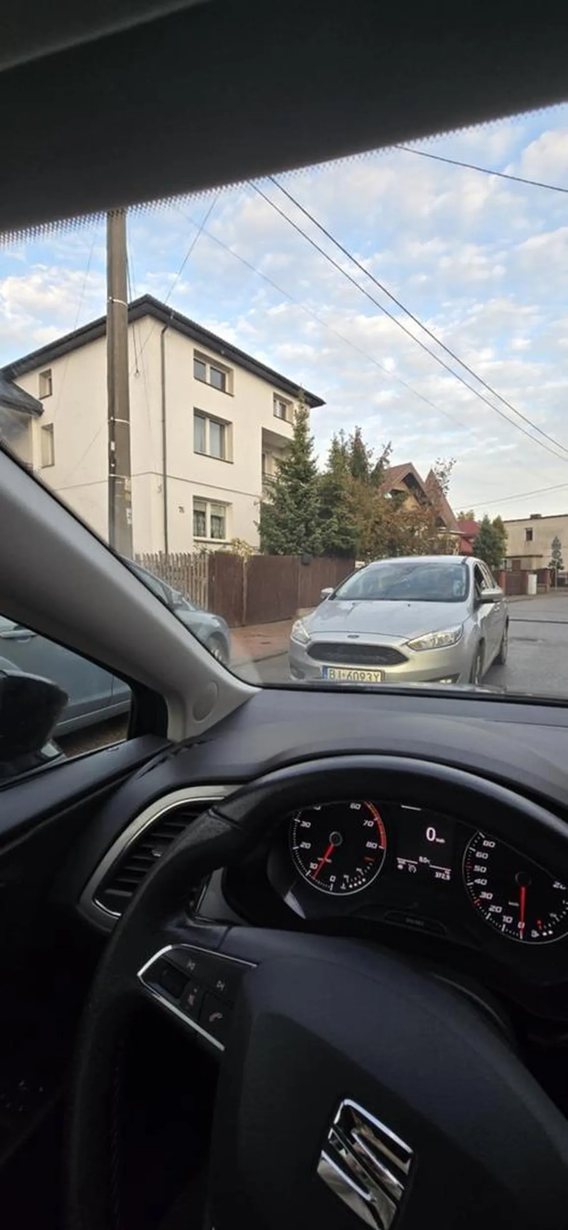 40-50 letni buc, który na widok, że musi ustąpić pierwszeństwa autu jadącemu z naprzeciwka, bo sam przed sobą ma zaparkowane auto, postanowił przyspieszyć i jechać pod prąd w moje auto, po czym stanął i nie chciał odjechać, włączył awaryjne i zaczął wykrzykiwać niecenzuralne epitety przez uchylone okno