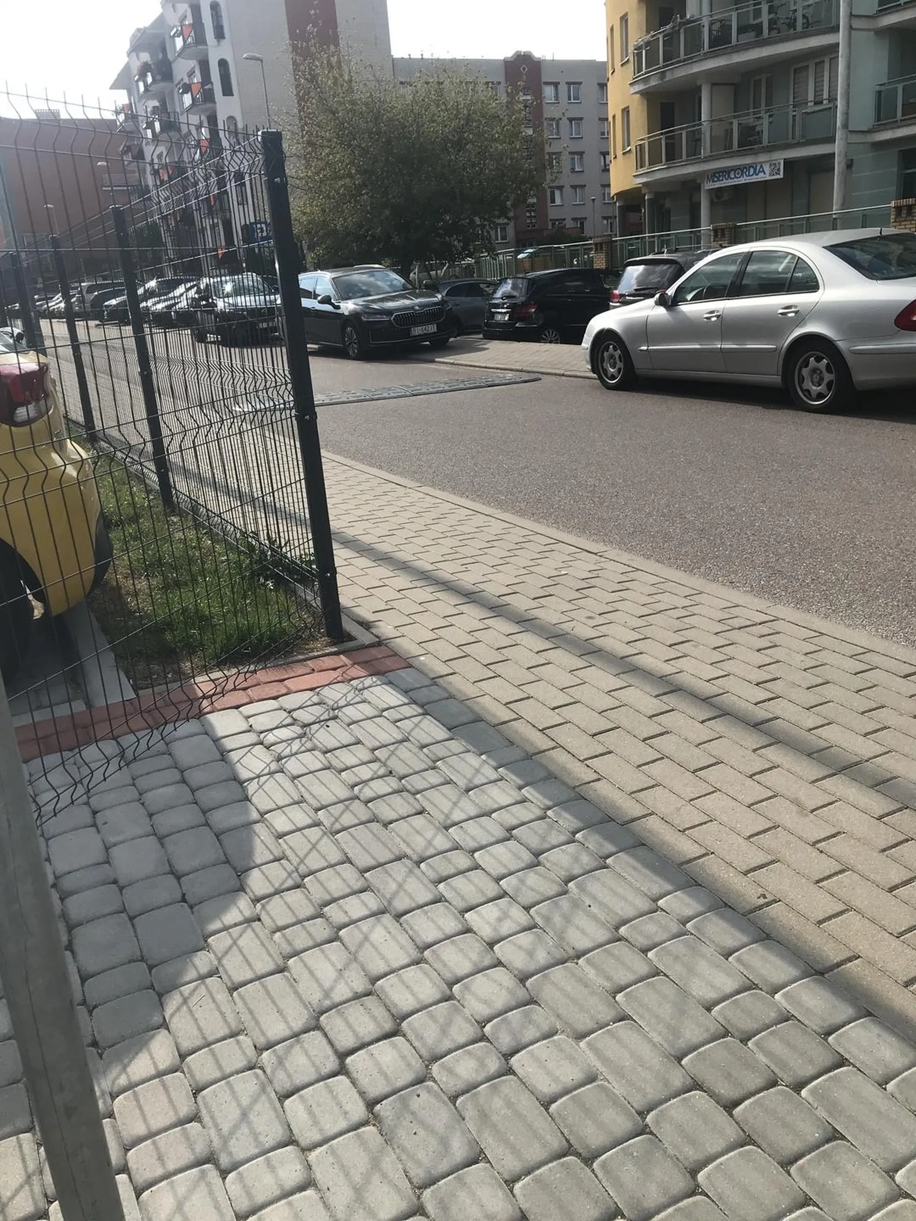 Parkować nie umiesz jeszcze nie ma przejścia bo otworzyłeś drzwi i jeszcze w dodatku w strefie zamieszkania może raz a dobrze się. Przywal to może się nauczys cepie w tej skodzie w combi