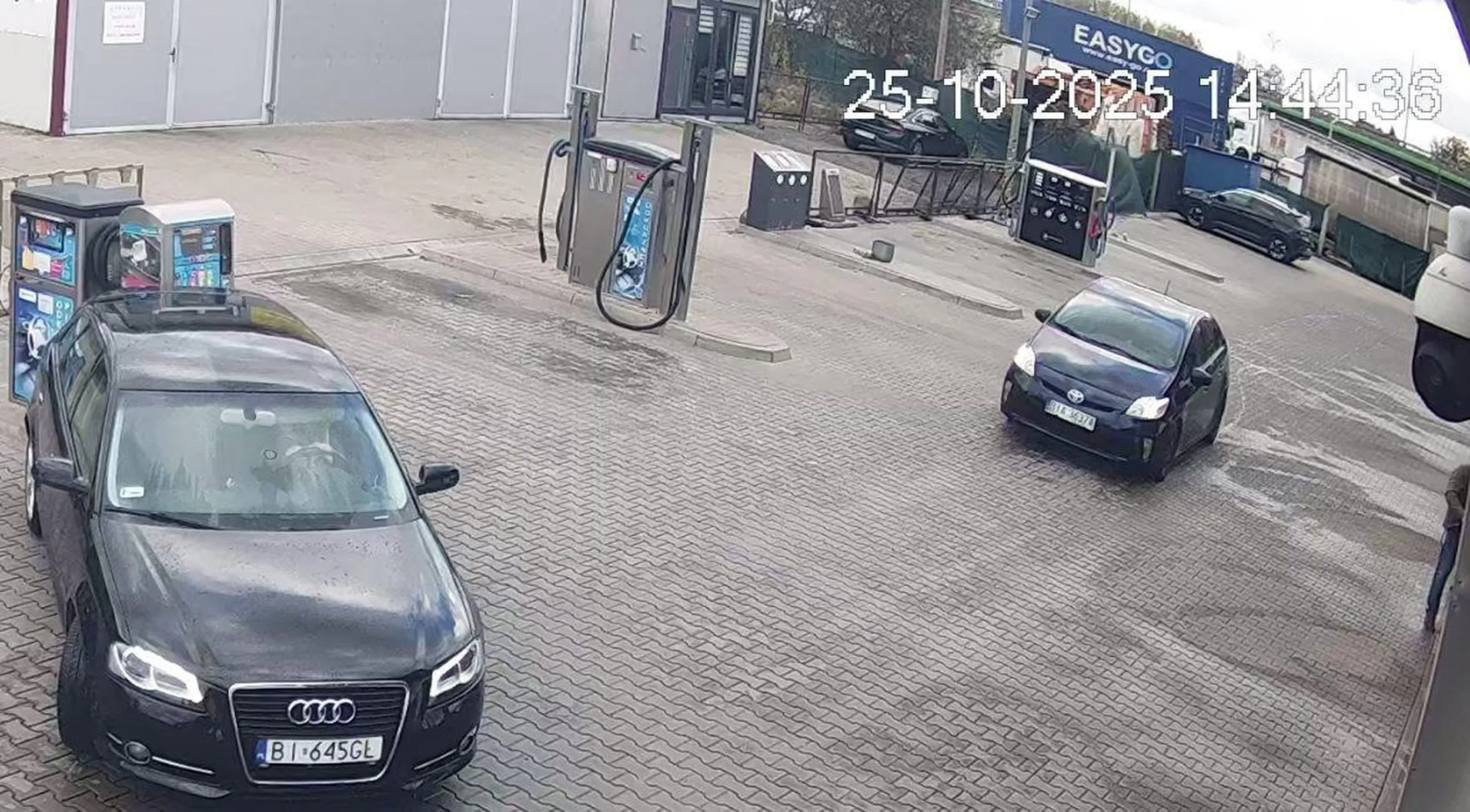 Ponownie jesteśmy zmuszeni przetestować siłę FB oraz naszej społeczności i ludzi przyjaznych ? Pewna sympatyczna Pani uznała, że automat do ściereczek stoi krzywo i zderzakiem postanowiła to wyrównać. Gdyby ktoś znał tą przesympatyczną Panią to prosimy przekazać, że jeśli się z nami nie skontaktuje to będziemy zmuszeni wysłać nagrania z monitoringu do równie sympatycznych panów z ul. Warszawskiej. Wydaje mi się, że przyjemniej będzie omówić to przy kawie niż przy protokołach ?