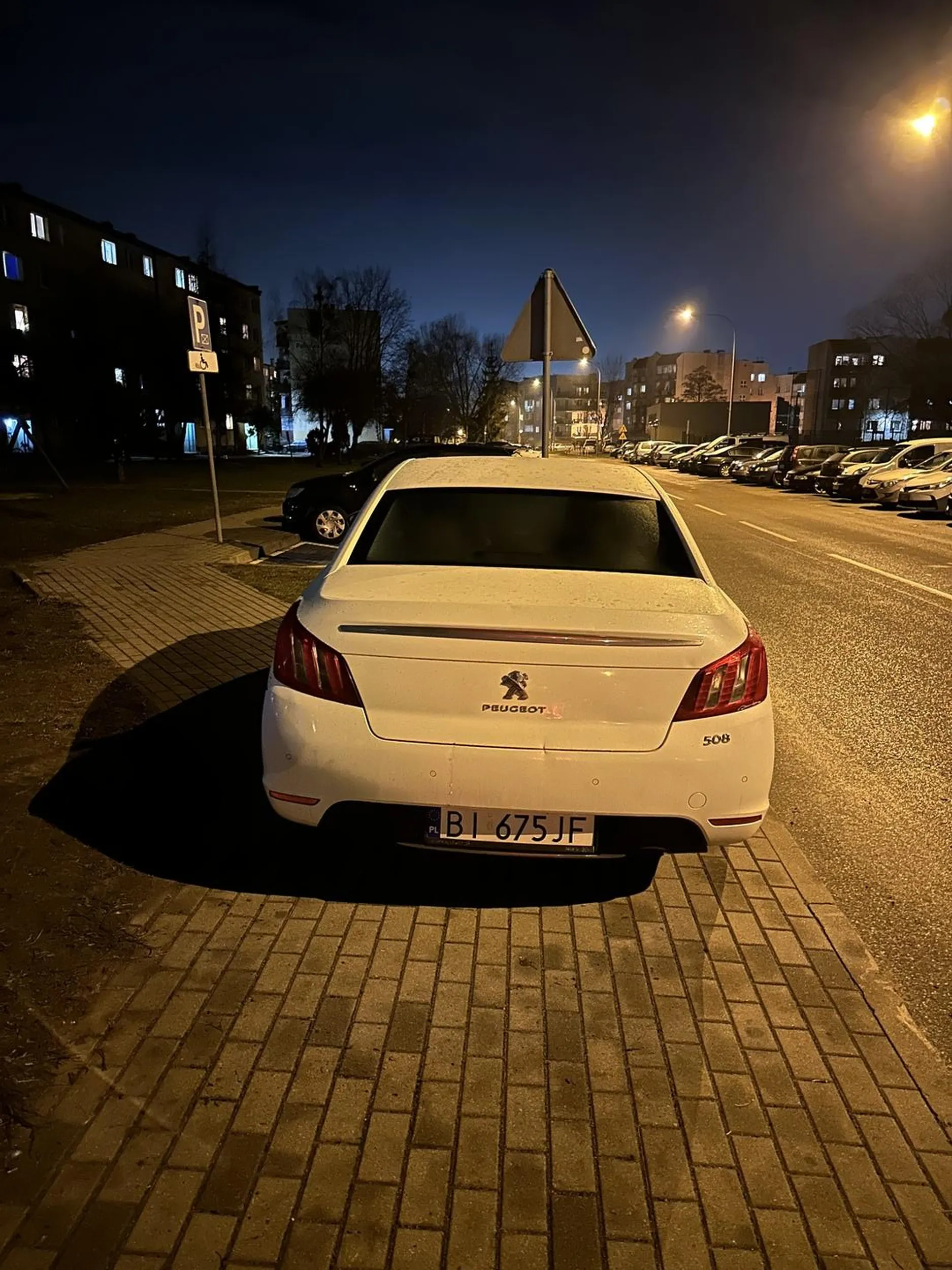 Pogratulować  kierowcy, który stoi na  chodniku dla pieszych i wyjeździe z uliczki zasłaniając nadjeżdżające samochody