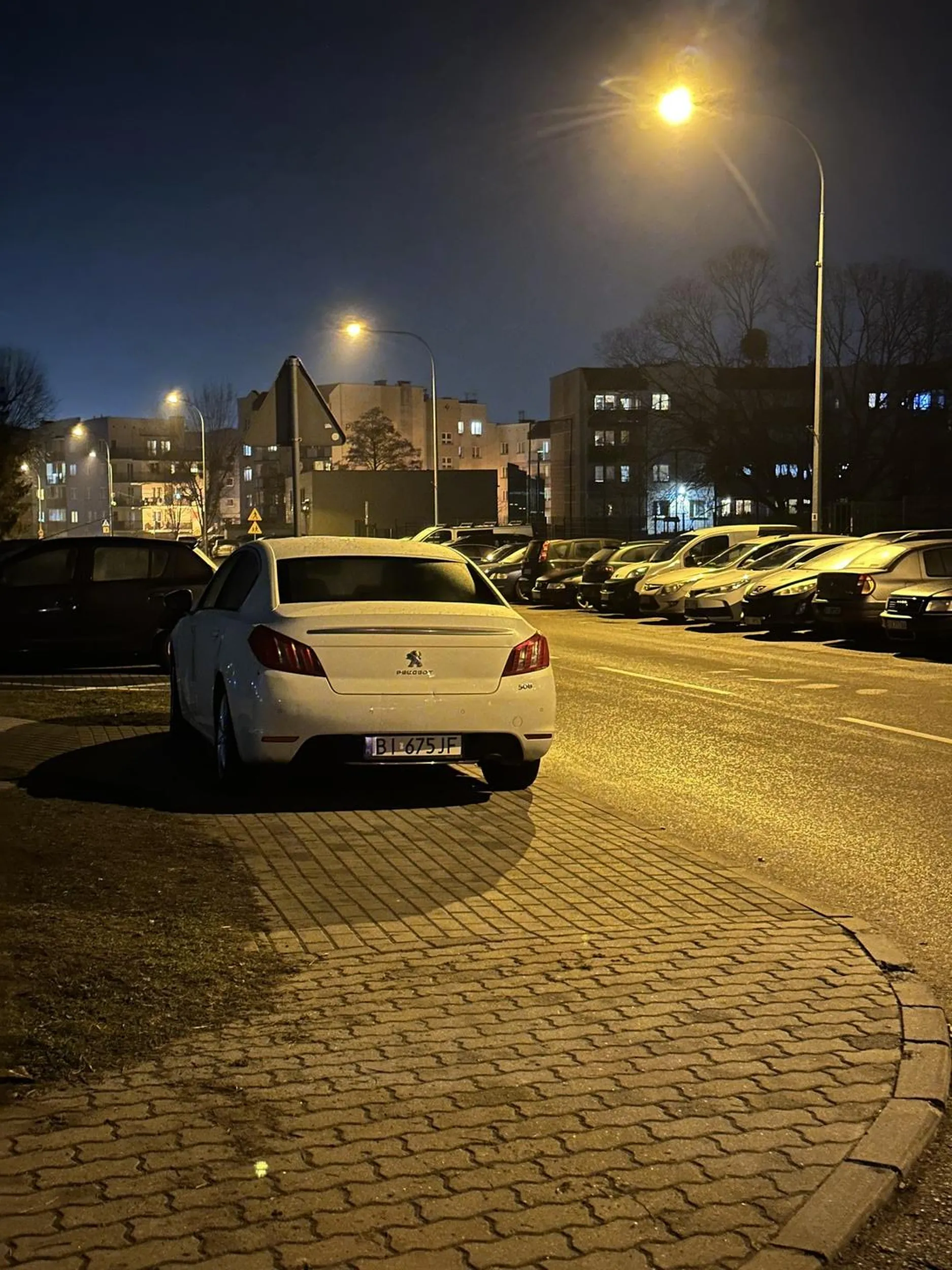 Pogratulować  kierowcy, który stoi na  chodniku dla pieszych i wyjeździe z uliczki zasłaniając nadjeżdżające samochody