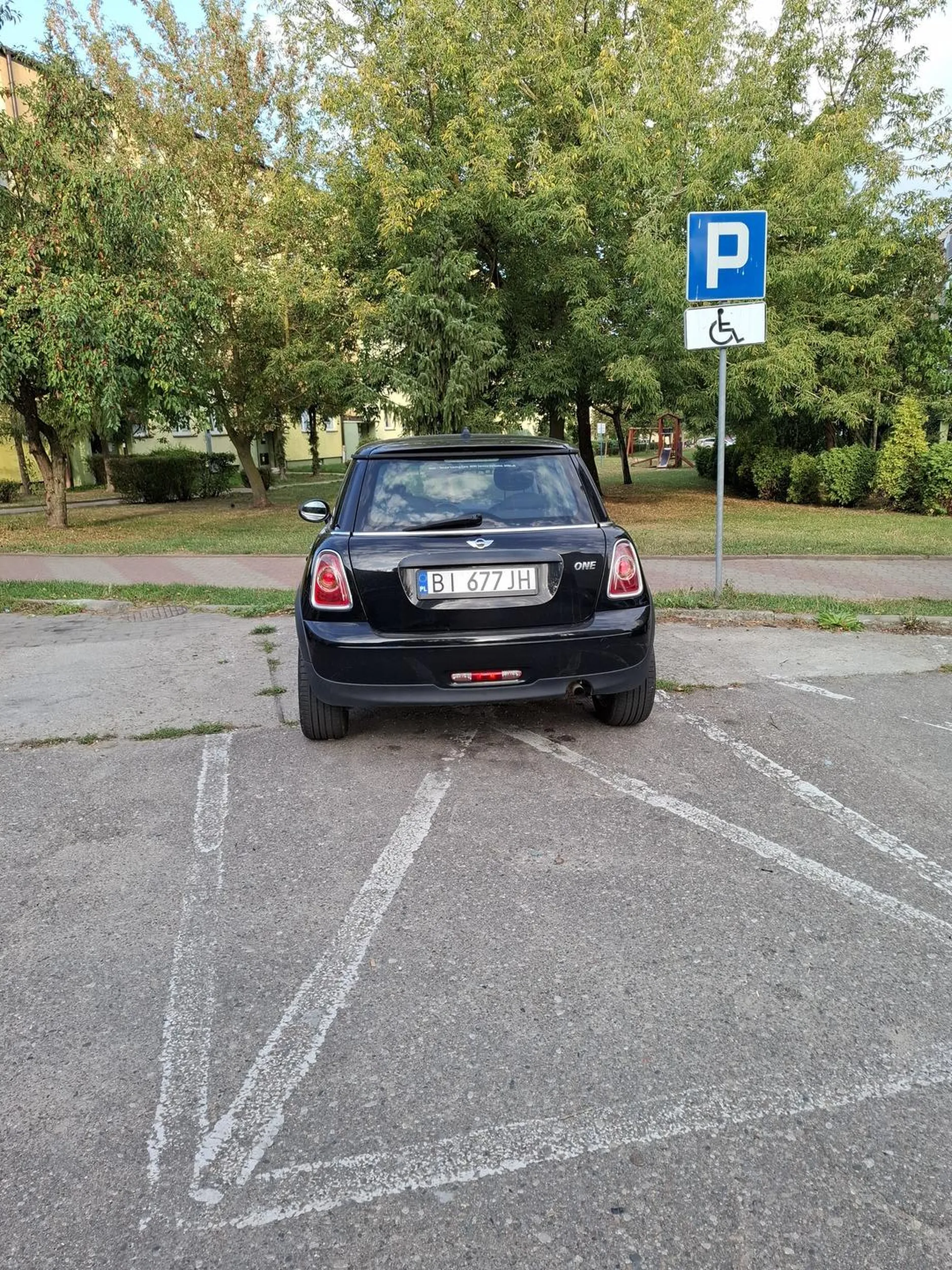 Pani parkuje chyba tylko na kopertach. Czy inwalida? Umysłowy na pewno