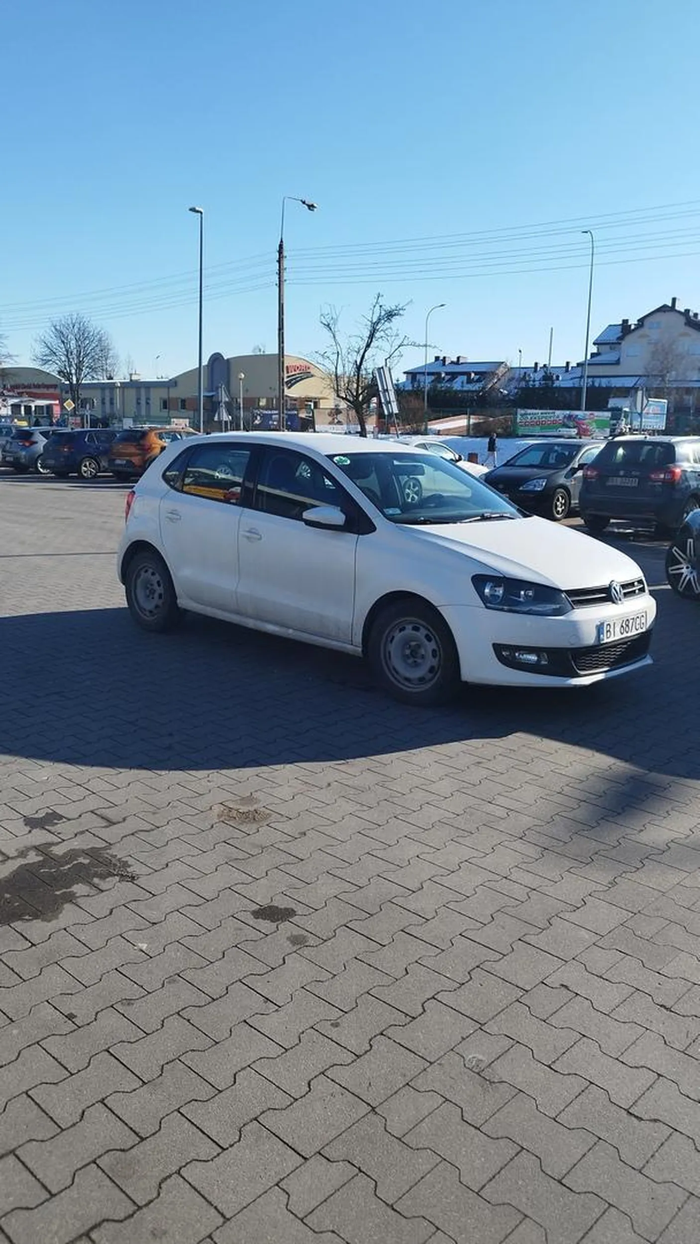 Jeszcze bardziej na środku tego parkingu trzeba stanąć, bo może ewentualnie jeszcze komuś uda się przejechać