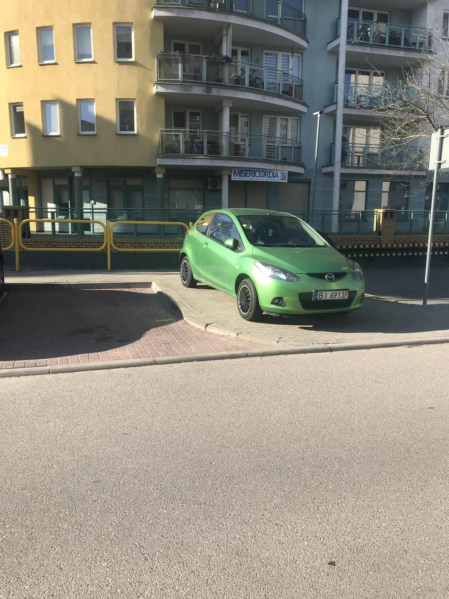Gratulacje i jak teraz ma przejść kobieta z wózkiem to ci powini odcholować auto za takie coś i jeszcze jedno byłeś w strefie zamieszkania wiec nie stałeś na parkingu wiec straż miejska normalnie by ci auto zabrali i byś był w czarnej dupie