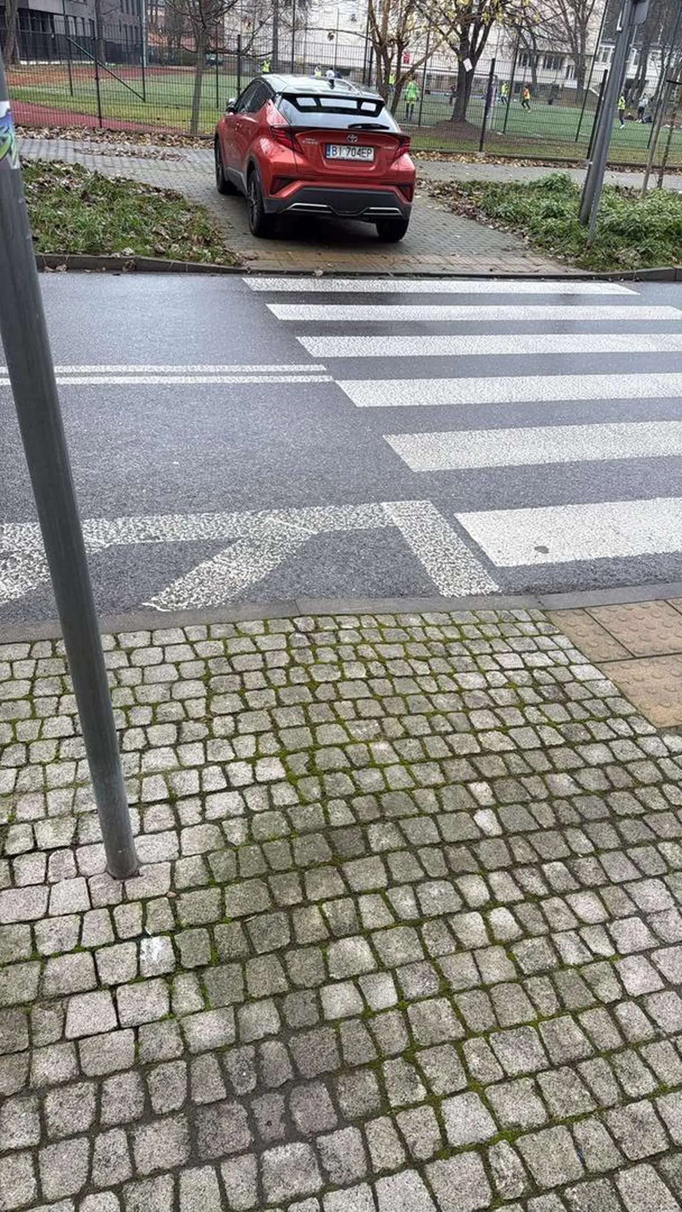 Gratuluję mózgu. Przyjechała wieś do Warszawy i parkuje gdzie popadnie. Ręce opadają!