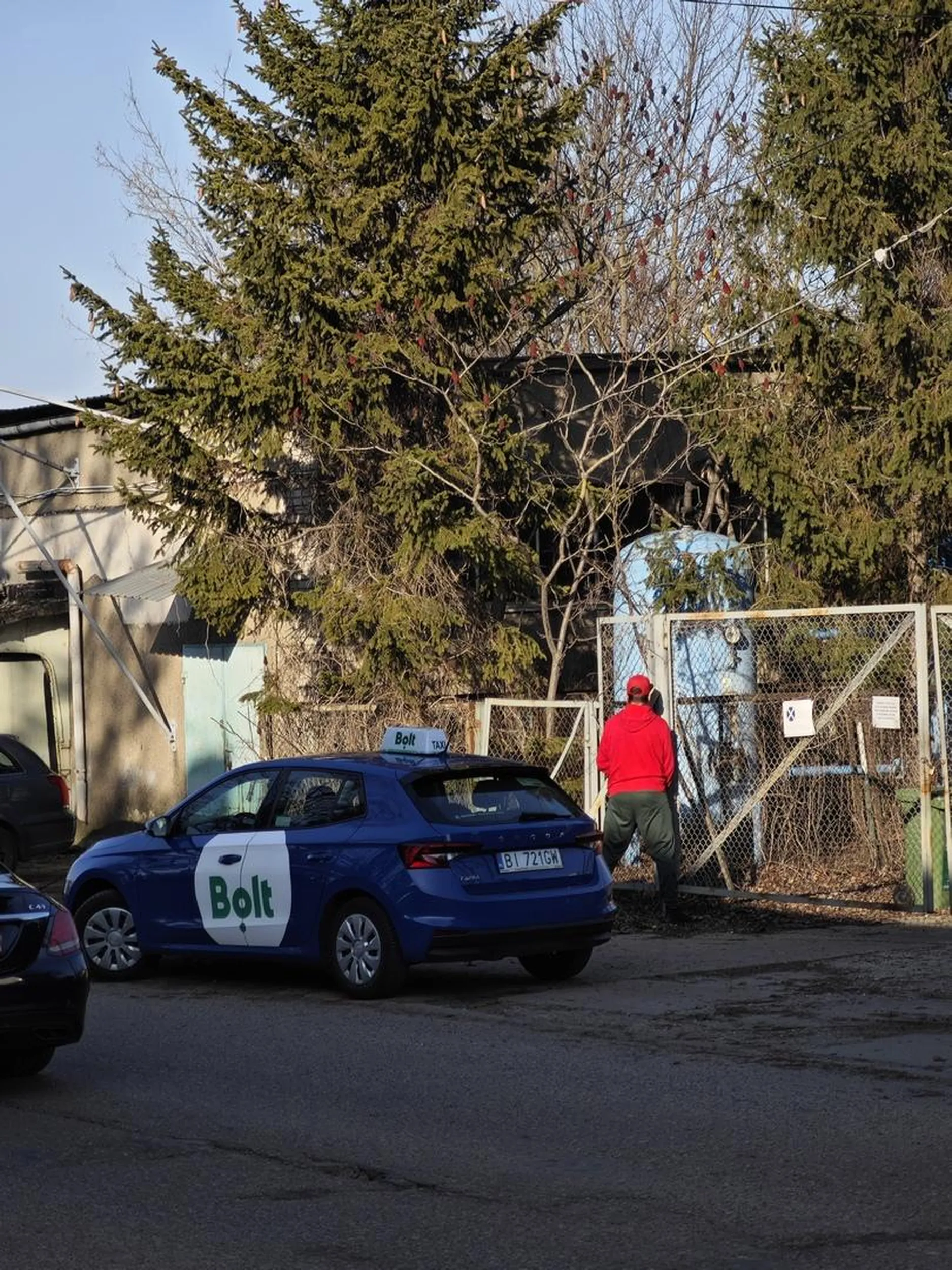 Kulturalny kierowca przyjechał, odlał się na płot i pojechał.