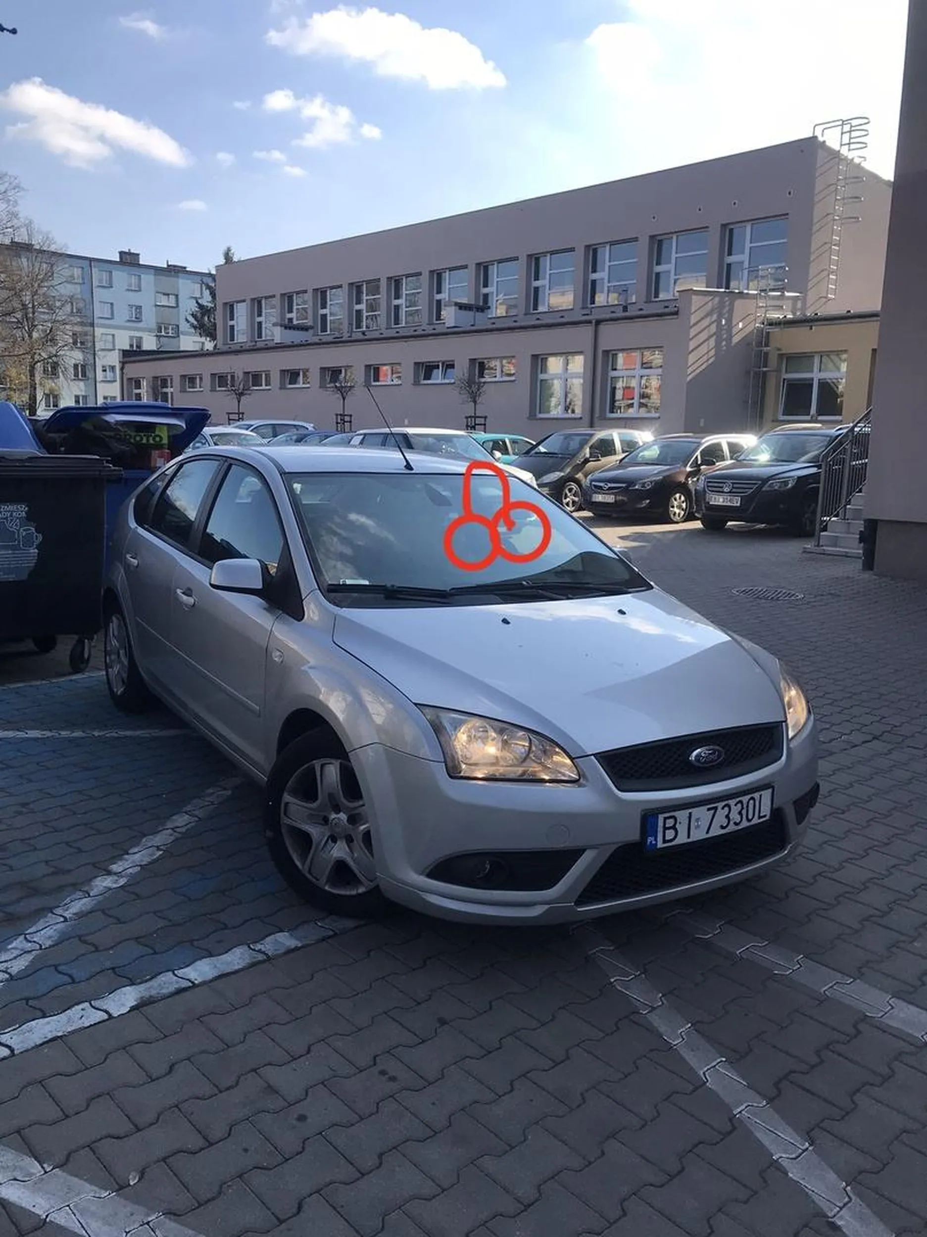 Parkujesz na miejscach dla nie pełno sprawnych to znaczy że jesteś chora umysłowo