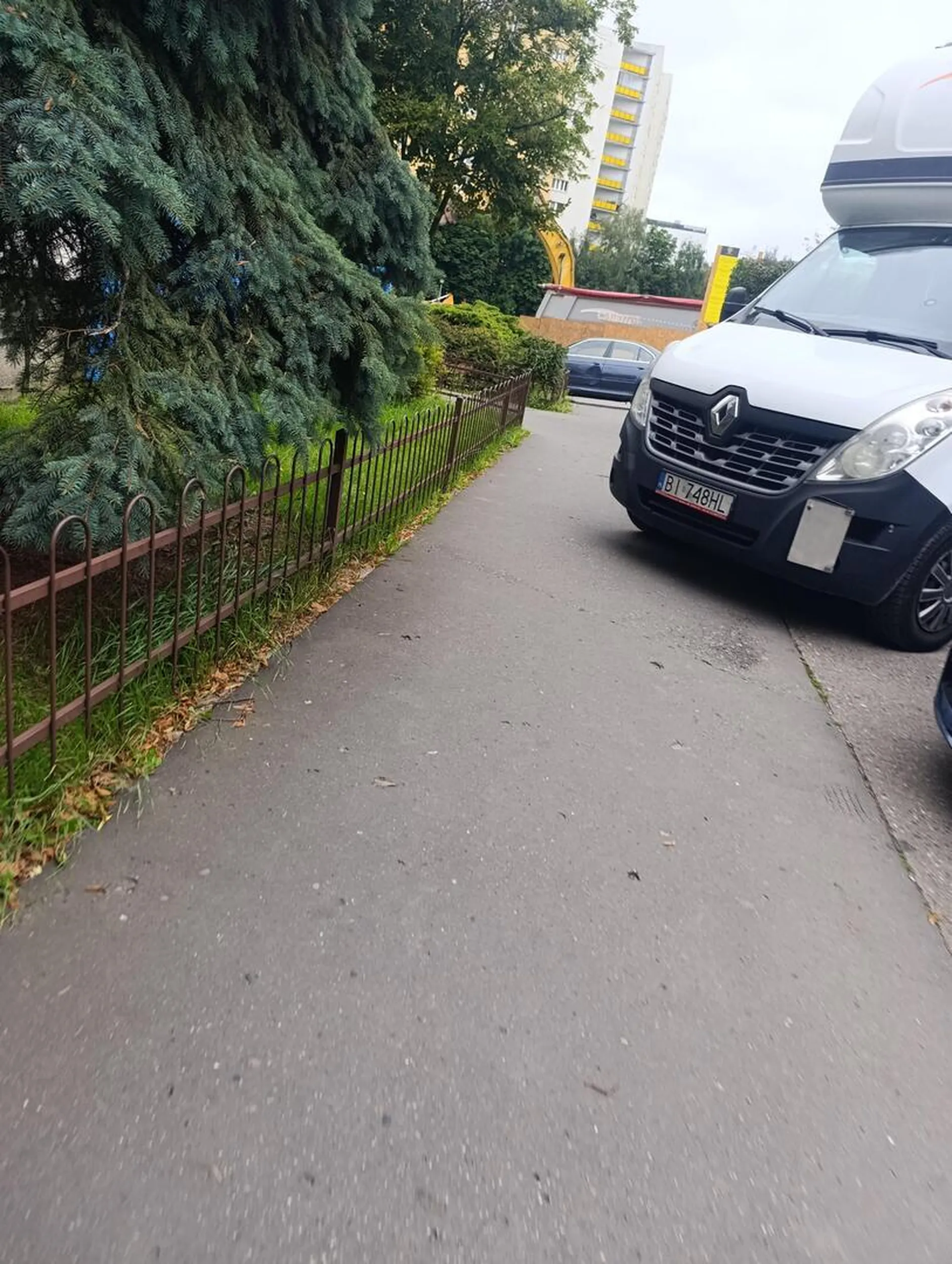 Parkuje na chodniku, niszcząc go swoją masą. Nie zostawia przepisowego 1,5 m szerokości przejścia na chodniku.