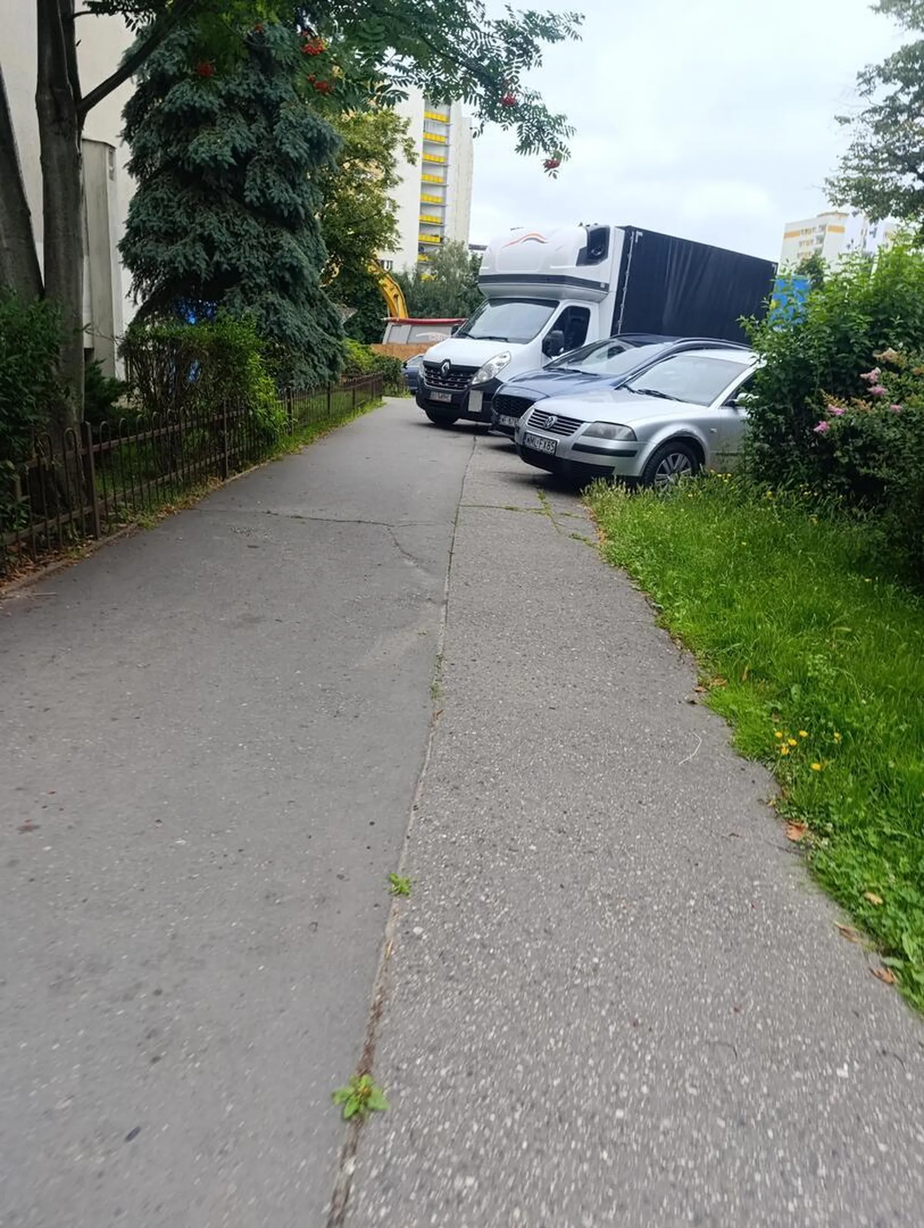 Parkuje na chodniku, niszcząc go swoją masą. Nie zostawia przepisowego 1,5 m szerokości przejścia na chodniku.