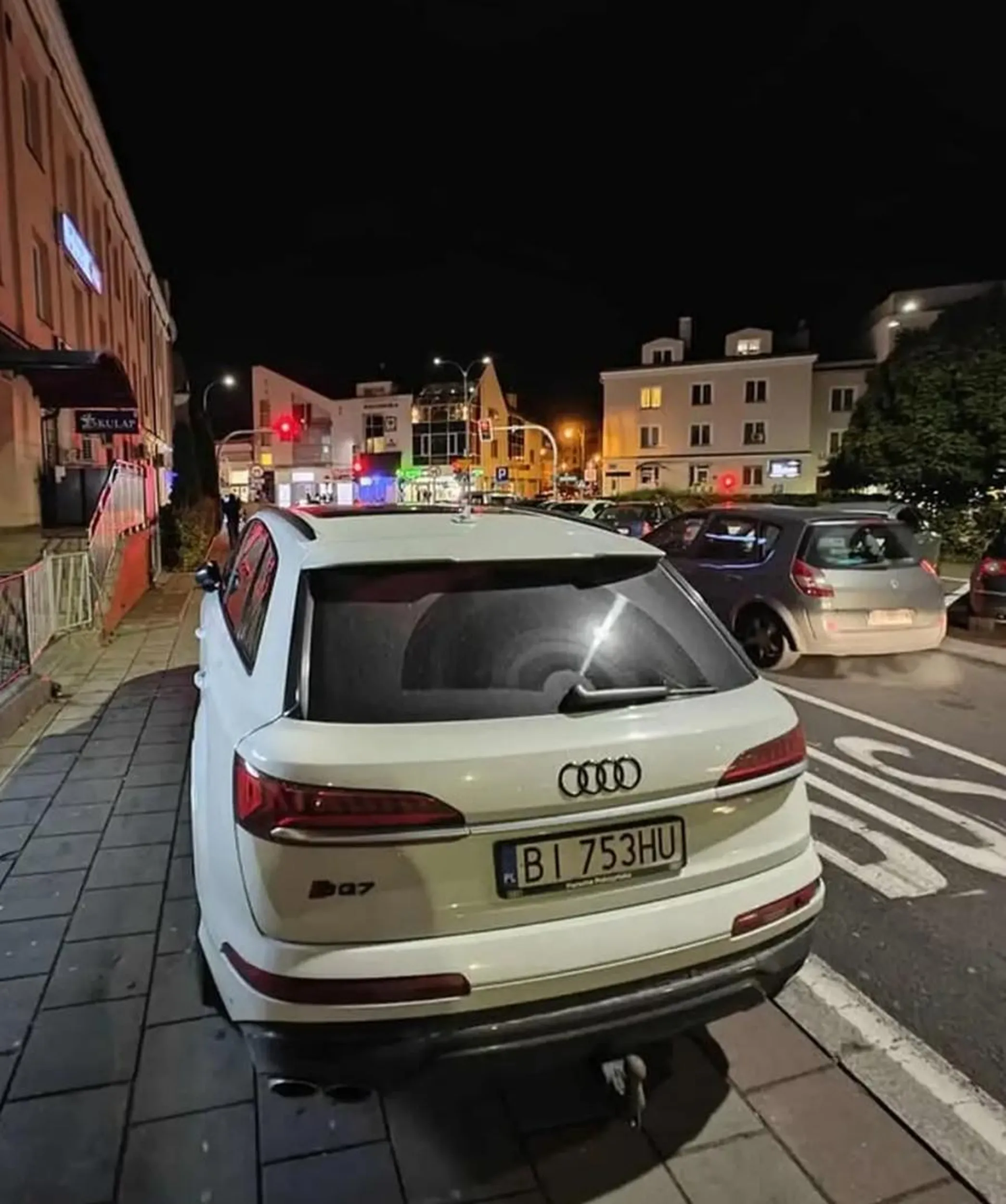 Wacław co prawda MAŁY w blaszaku na 3/4 chodnika, ale za to na sugestie przeparkowania wyciąga ten NAJDŁUŻSZY palec. Bo ma.