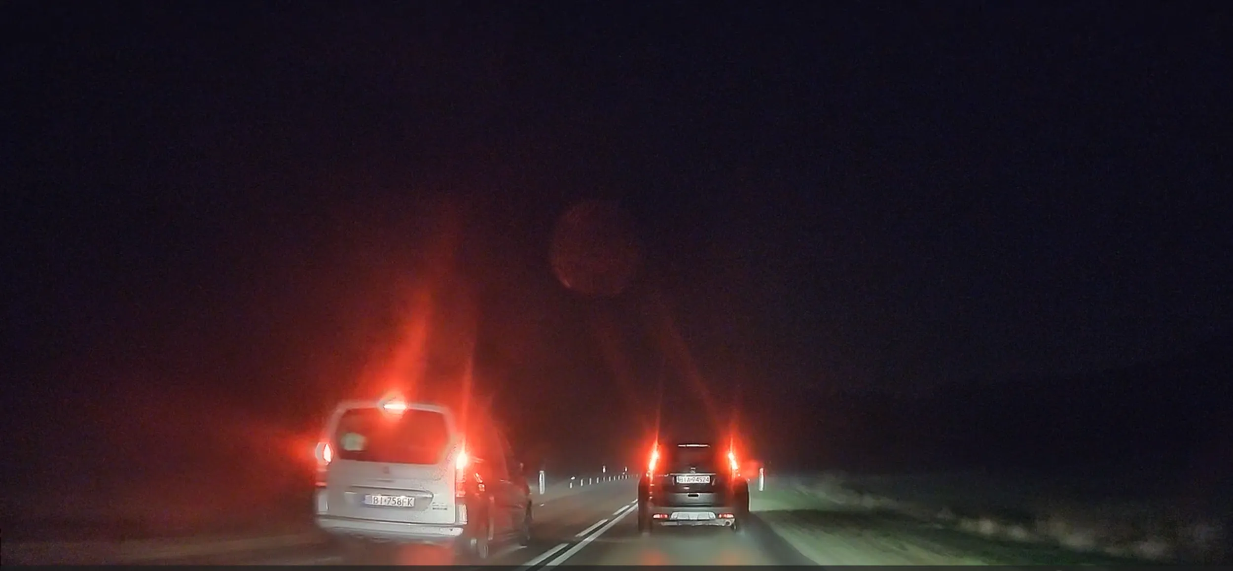 Wyprzedzanie przed samym zakrętem z ograniczeniem do 60km/h, odpady deszczu itd. itd. ;) elegancki popis braku mózgu.