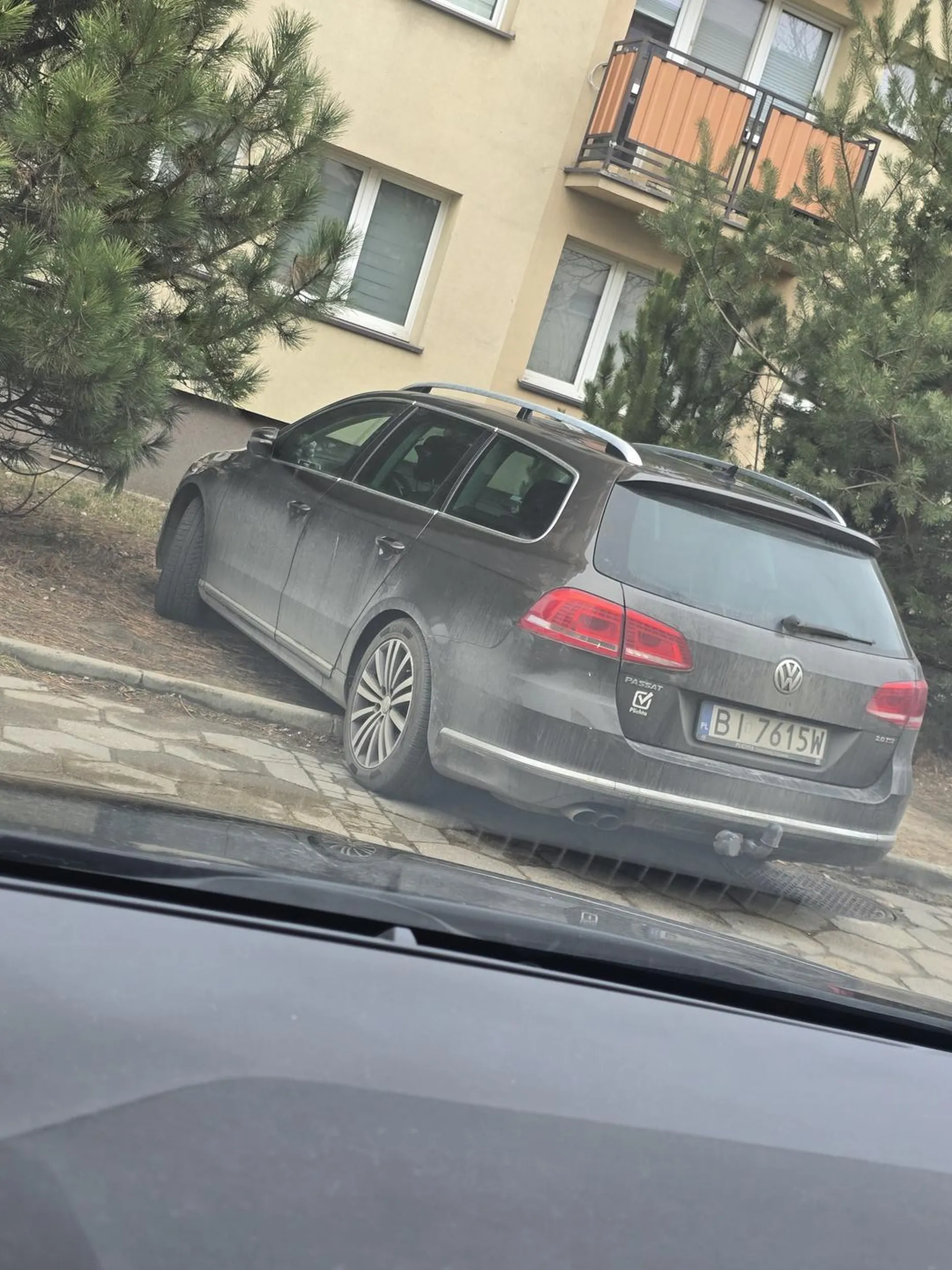 Naucz się parkować człowieku. Blokujesz wjazd i wyjazd przy Wierzbowej 25.