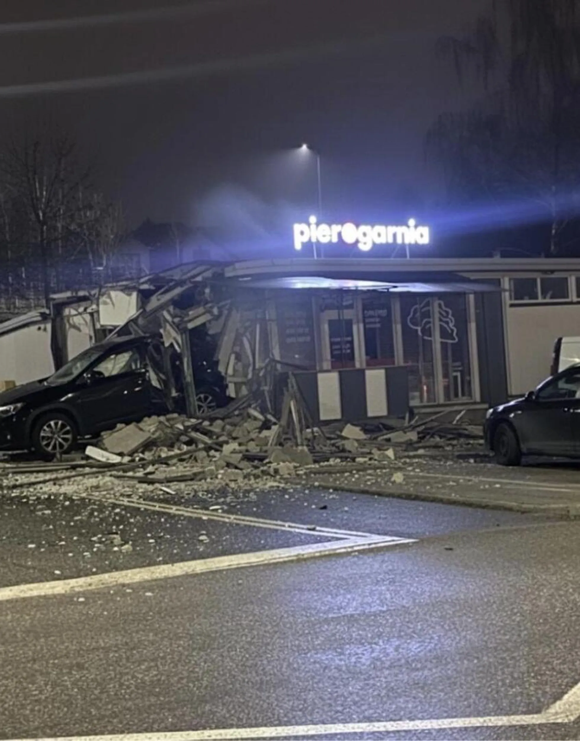 Kierowca wjechał w Pierogarnie, nieuważny kierowca proszę uważać.