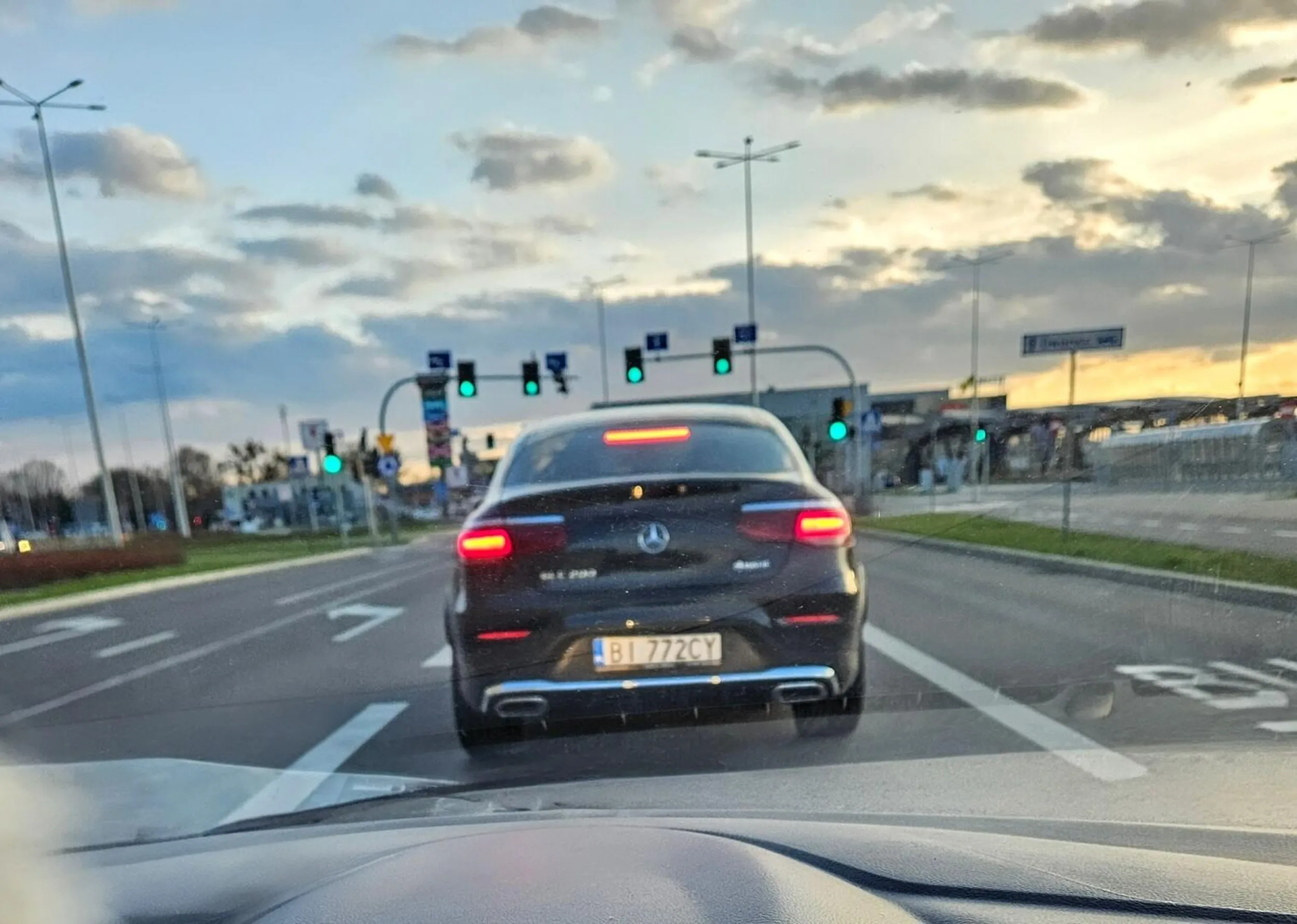 Końcówka rejestracji to chyba od słowa CYMBAŁ. Jeżeli nie mieścisz się na zakrętach na jednym pasie to przesiądź się w coś mniejszego. A przy zmianie pasów wypadałoby zerknąć w lusterko czy przypadkiem nie spychasz kogoś z drogi.