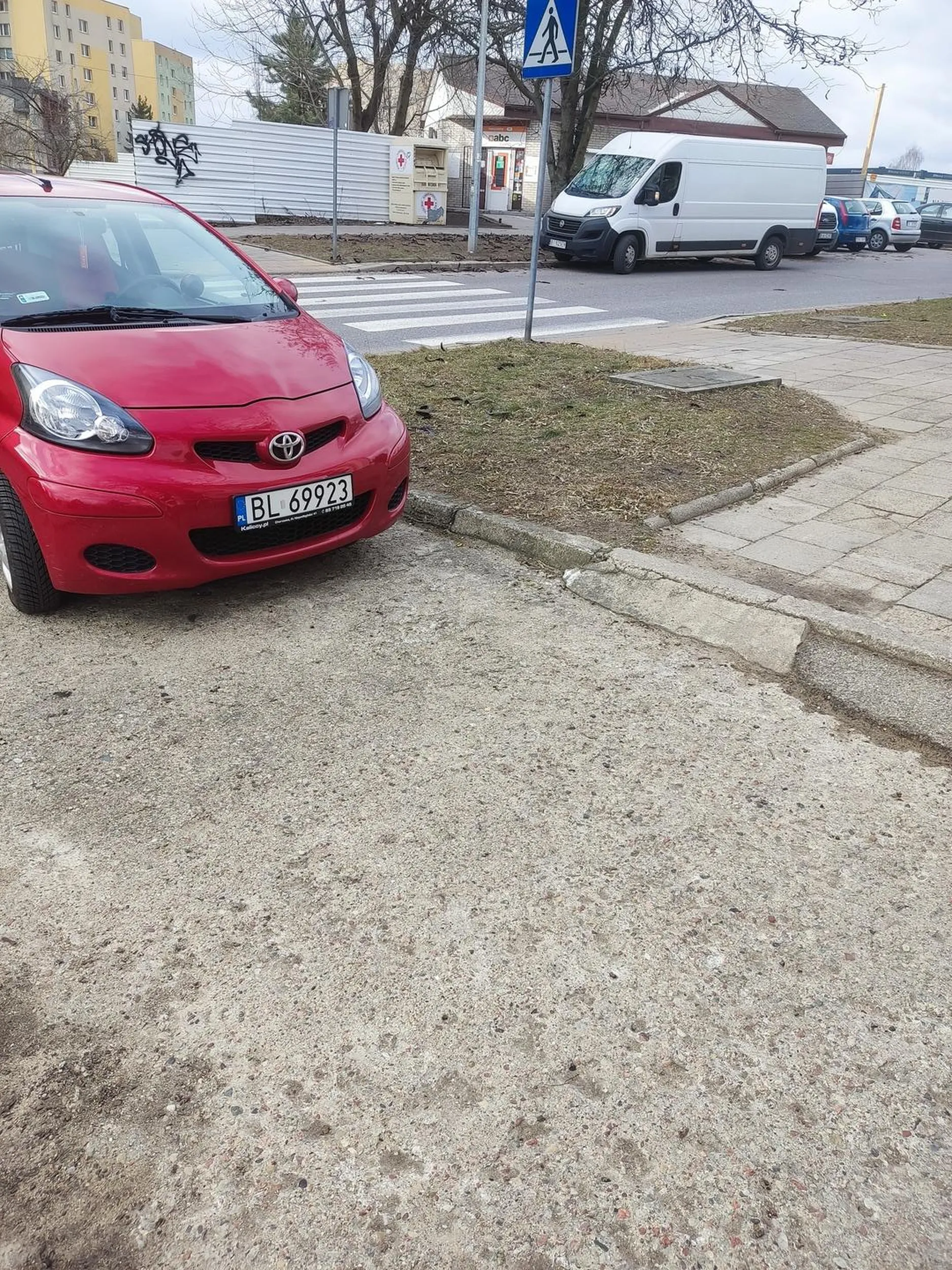 Zebrało się dwóch asów parkujących przed przejściem.
