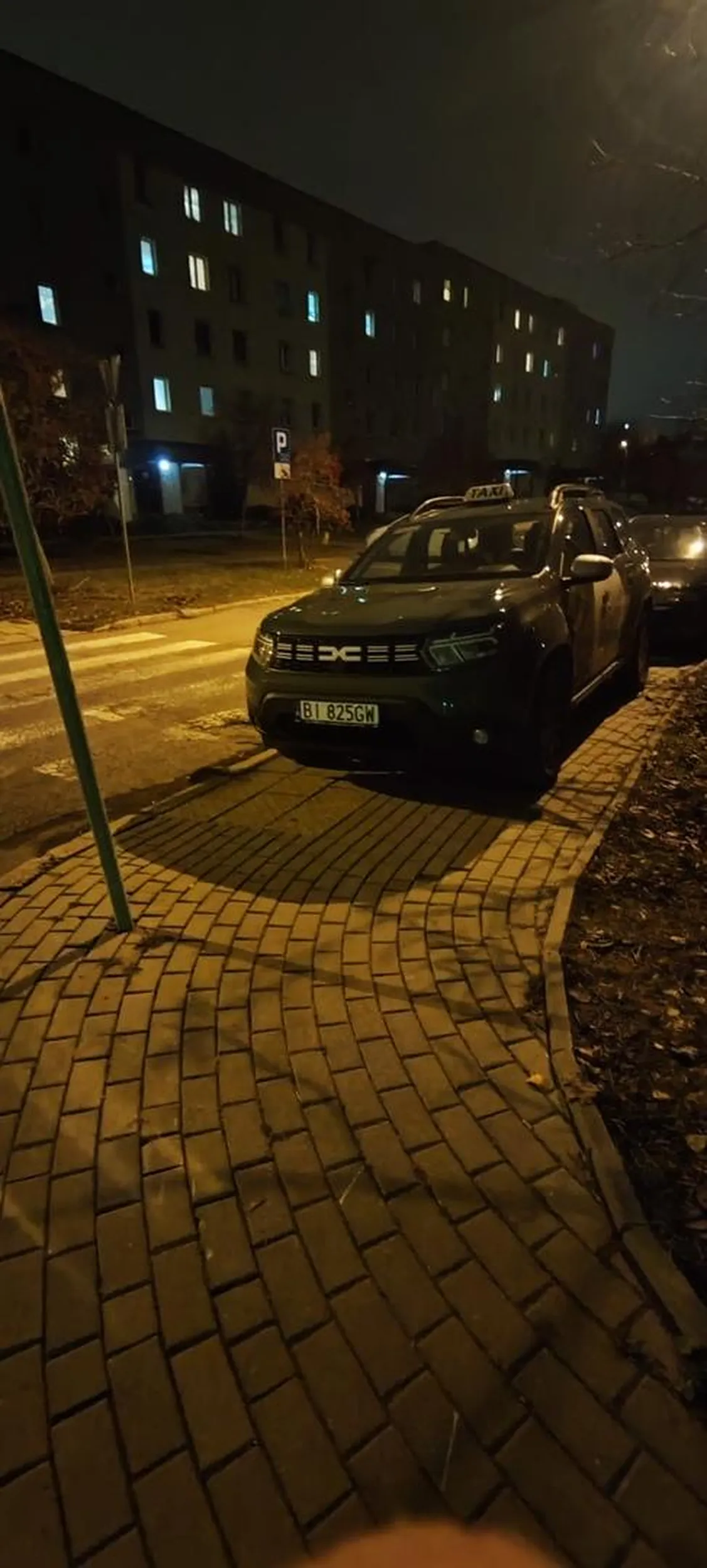 Przejście, chodnik tu nie ma problemu, mam Dacię, jeżdżę taxi to wszystko mi wolno, a jak będzie szła osoba z wózkiem lub na wózku to może sobie ulicą popierniczać bo ja zaparkowałem sobie.