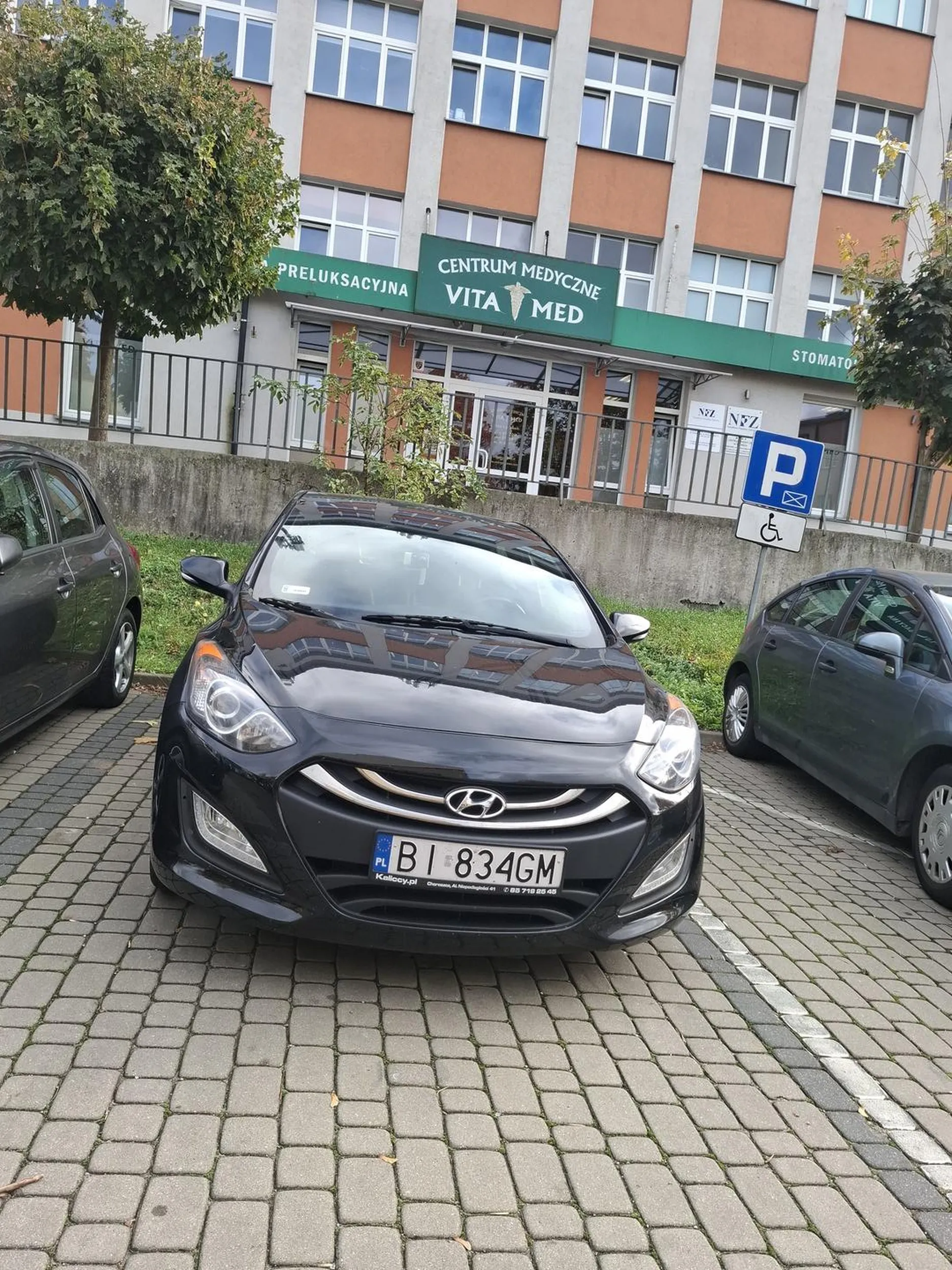 Pozdrowienia dla "przemiłej" pani z Białegostoku, która zastrasza ,że zadzowni na policję na zaparkowane pod blokiem samochodem bo ona nie może zaparkować takim sposobem wygania ludzi z zaparkowanych miejsc.