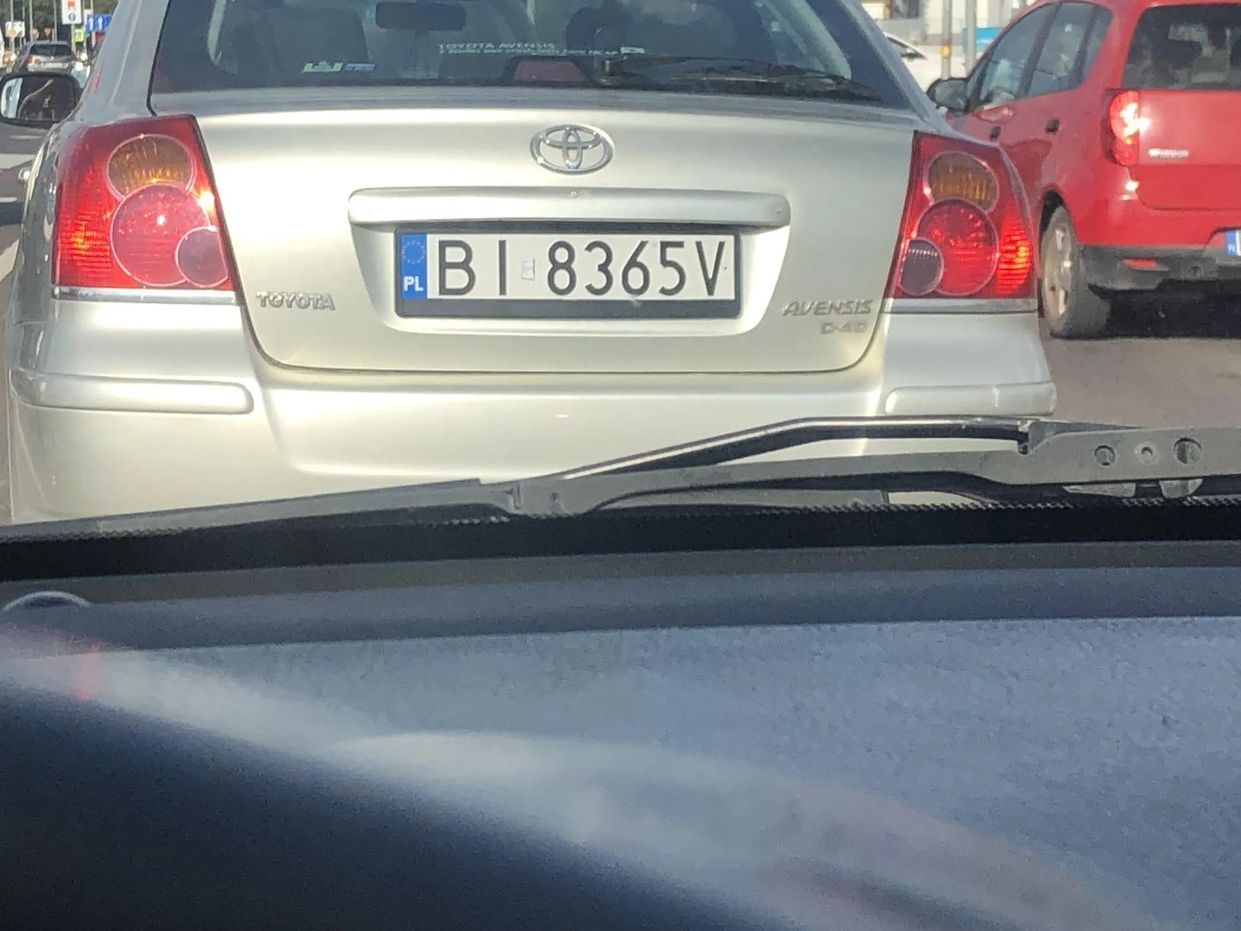 Brudas wywala śmieci przez okno