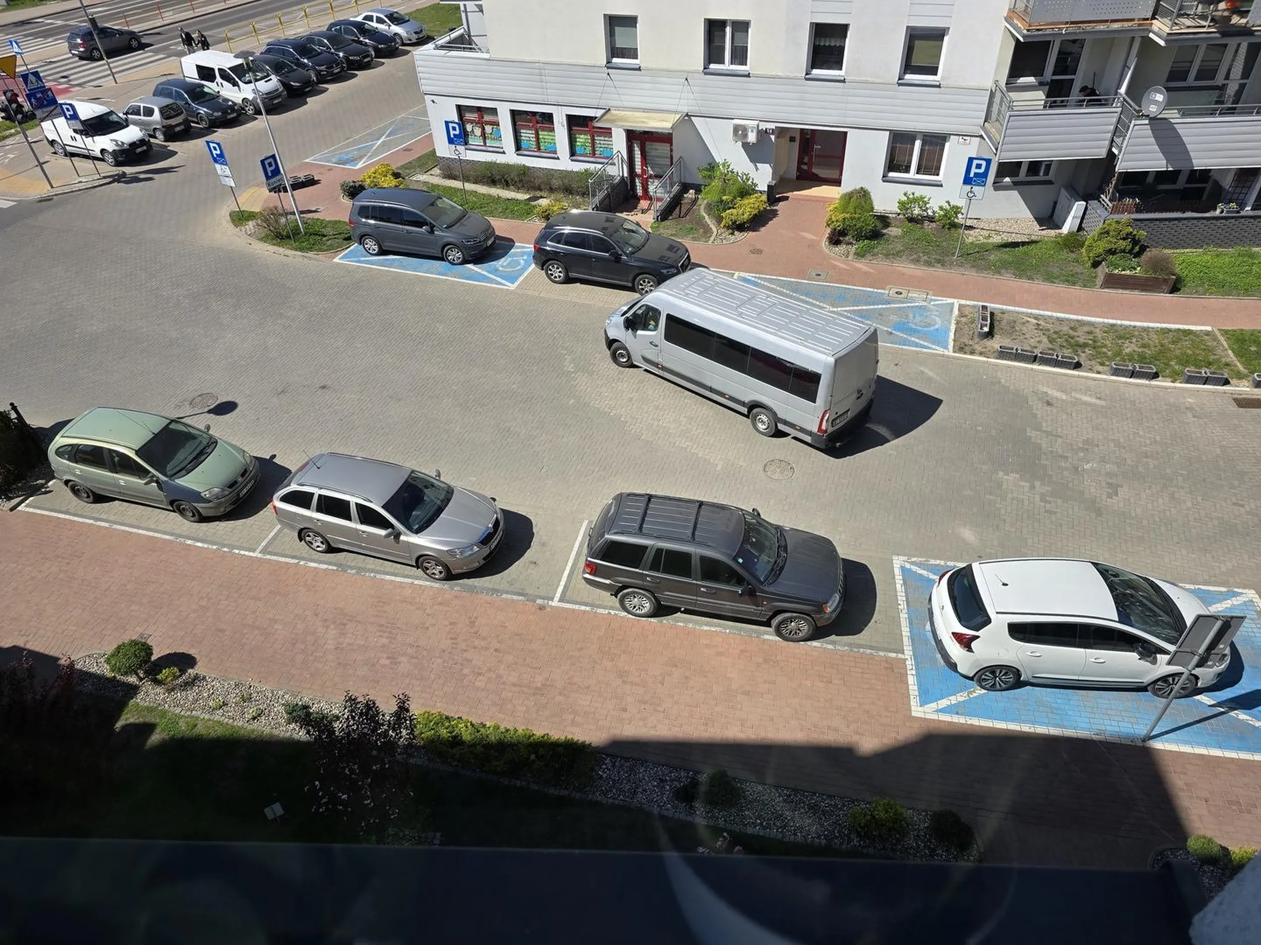 Syfiarz. Wyrzuca z samochodu śmieci na ulice.