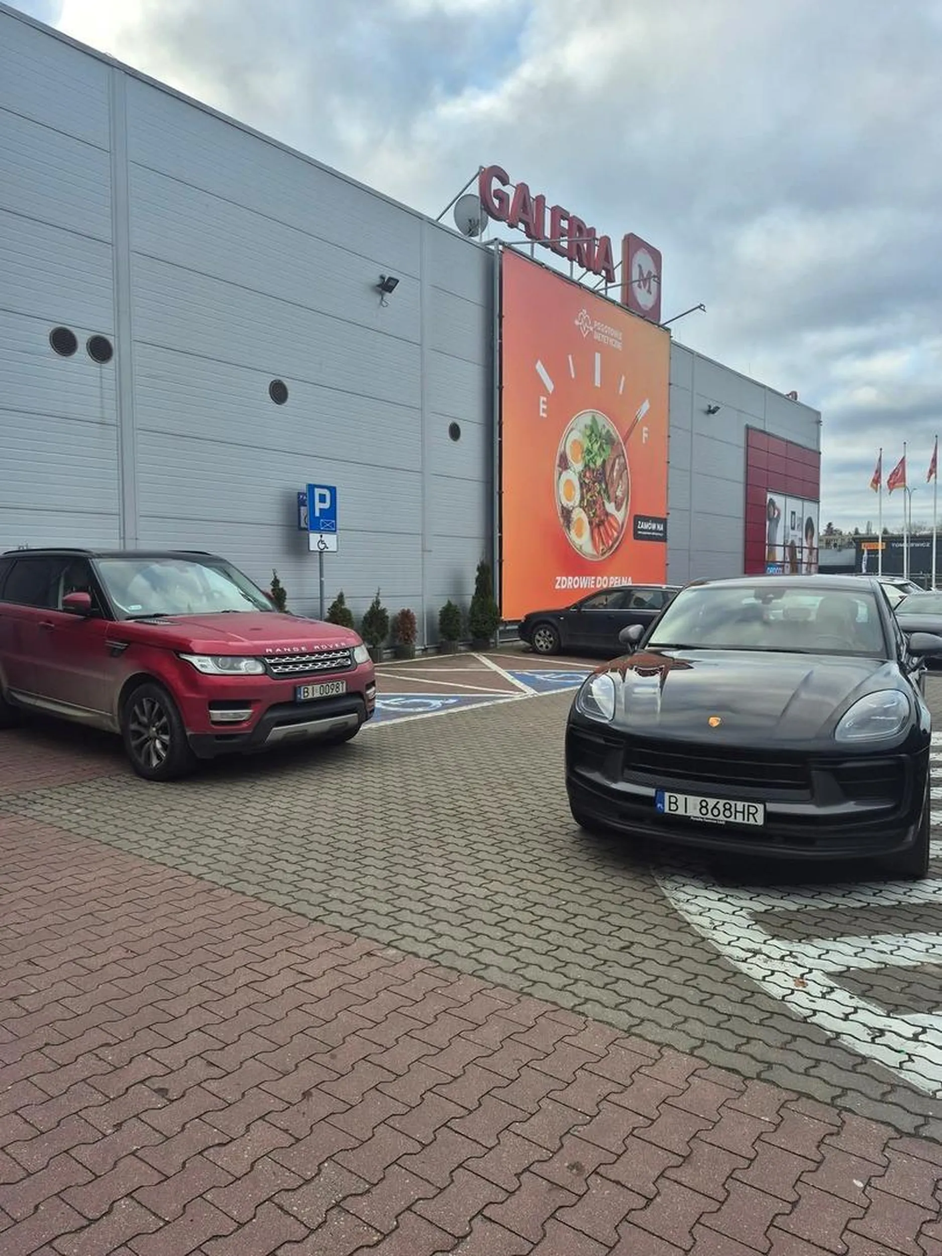 Pani po zwróceniu uwagi prychnąła, zadała nos do góry i odeszła:)