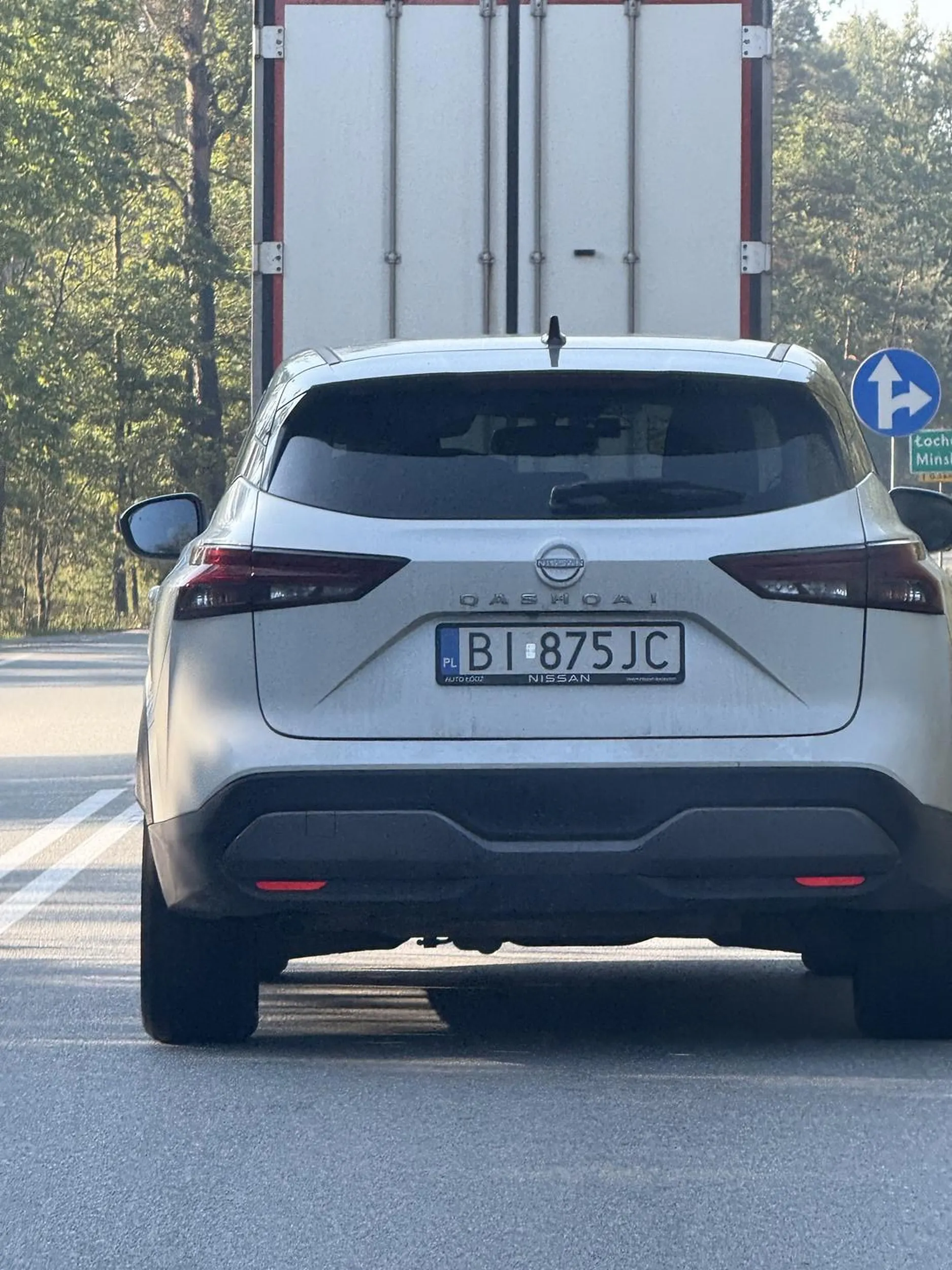 Stary dziad, jedzie 120 zwalnia do 40 a podczas wyprzedzania nagle przyspiesza i się zrównuje, żeby go nie wyprzedzić. Stary dziad bawi się w szeryfa