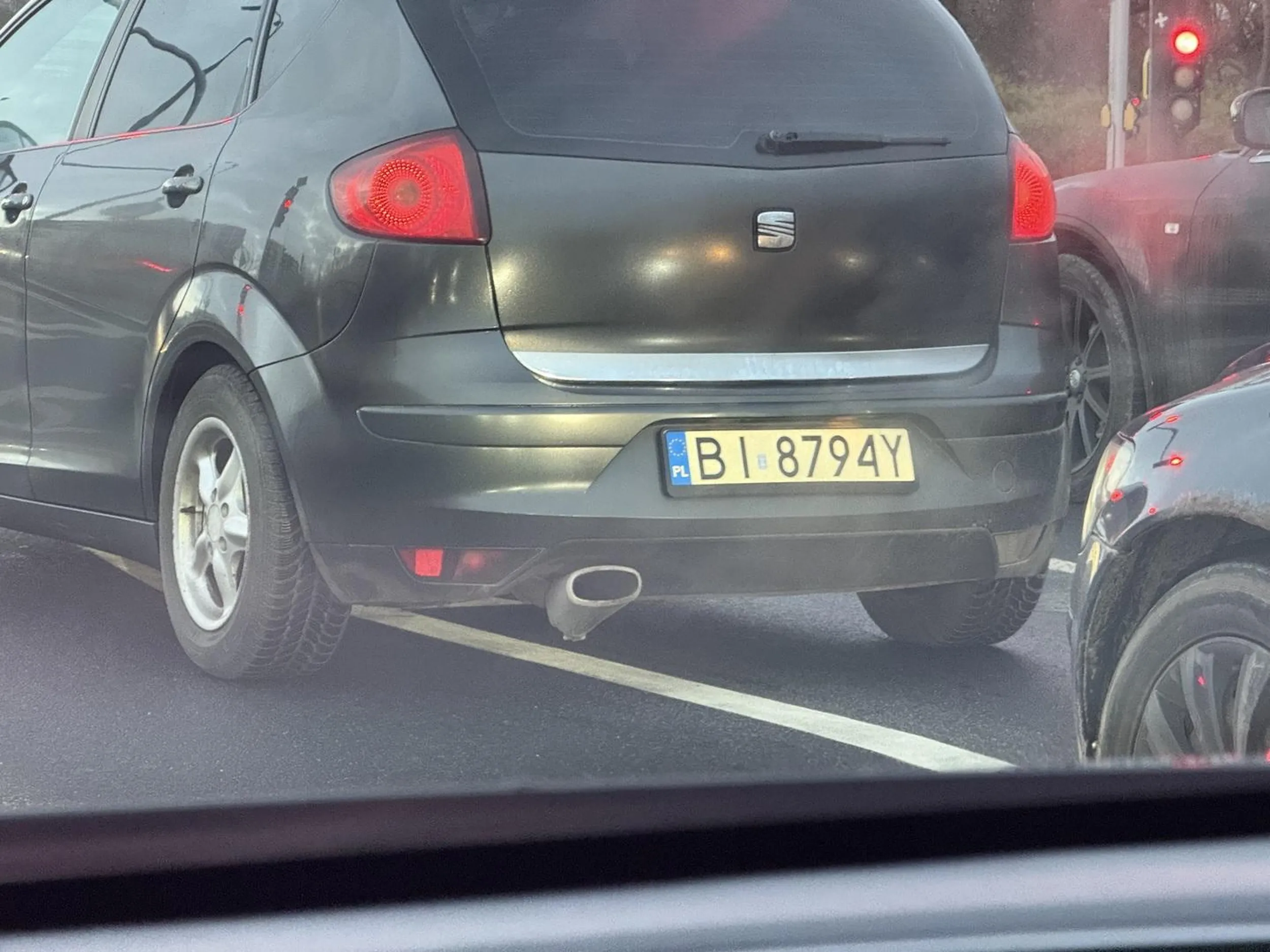 Wydech może i doklejony, ale pasa nie potrafi zachować nawet na ciągłej.