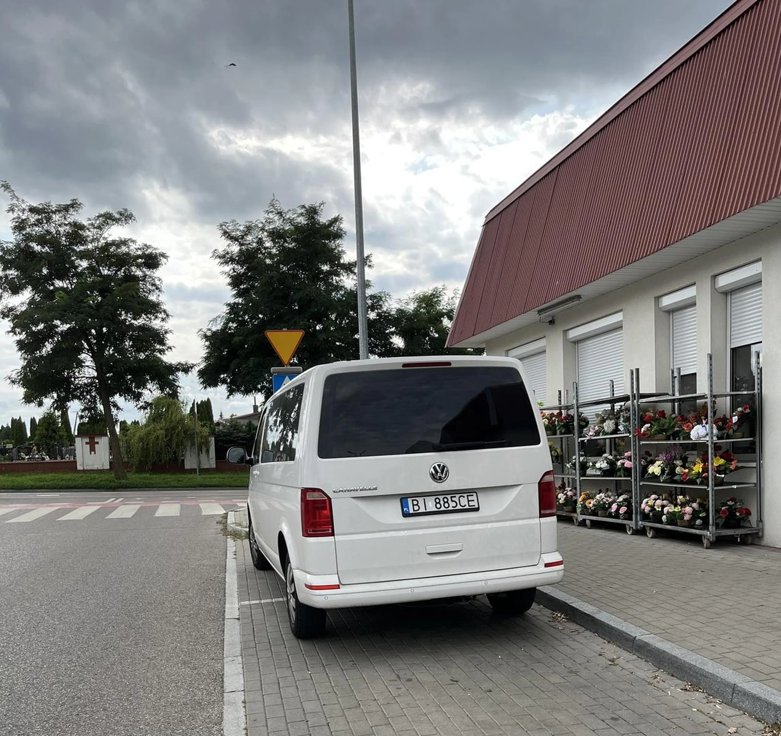 Zwykły cham i prostak. W dodatku że grozi że kogoś zastawi to jeszcze stawia warunki jak król i władca kto może gdzie parkować. Szczekać to sobie możesz do swoich pracowników albo żony a nie do randomowych ludzi. Twój drugi samochód BLM42376 stoi na chodniku zajmując miejsce. Wiec zamiast skakać jak wsza to lepiej zajrzyj do kodeksu drogowego. A najlepiej to w ogóle nie wyjeżdżaj na drogę jak zachowujesz się jak psychiczny. I naucz się parkować a nie zastawiasz dwa miejsca a później się dziwisz że klienci nie mają gdzie zaparkować.