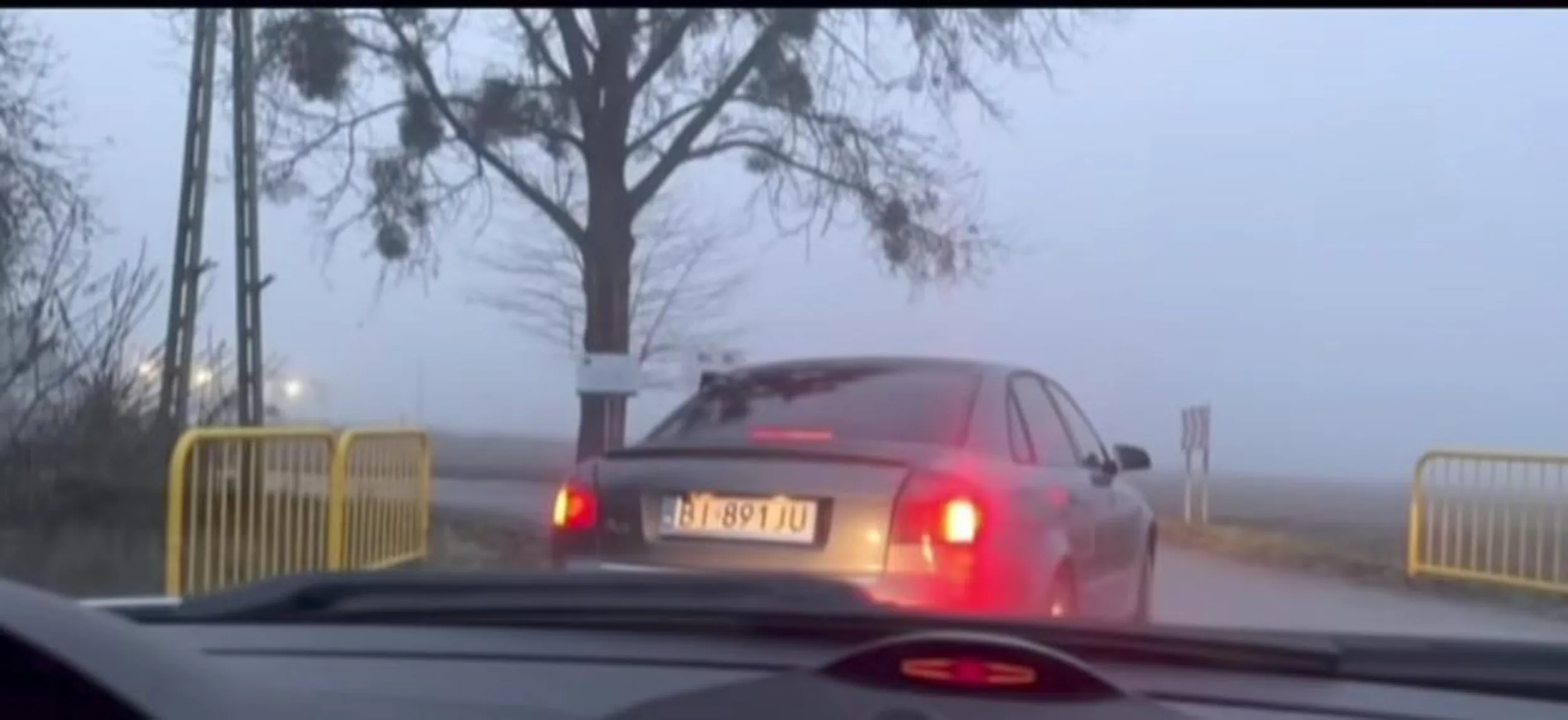 Wielki sebix w Audi wyprzedza dziewczynę na oznakowanym skrzyżowaniu i hamuje . Następnie wysiada z auta i łapami wali w maskę.