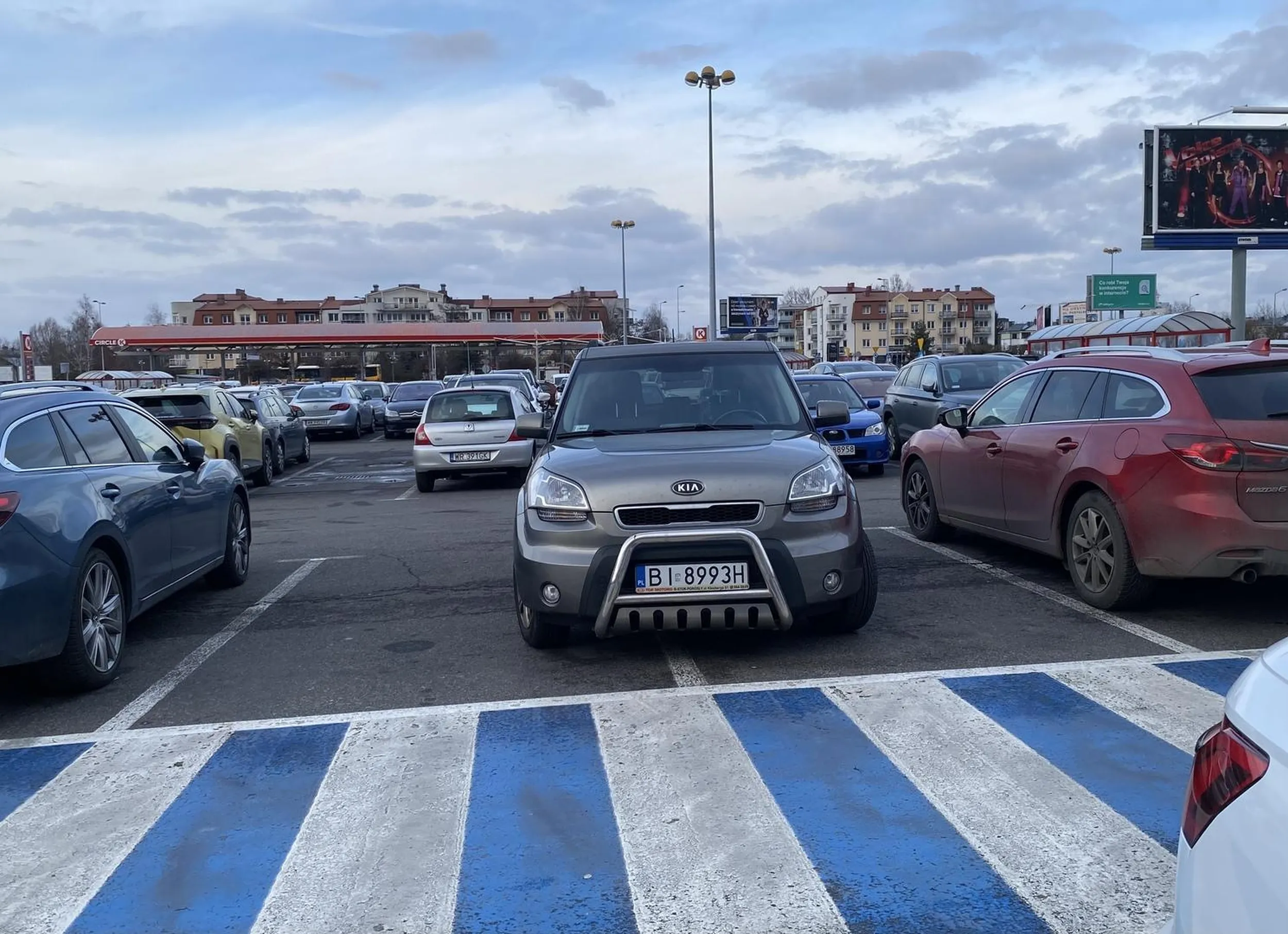 Kolejny goguś pacan zadowolony że zajął ukosem dwa miejsca i idzie zadowolony do obi.