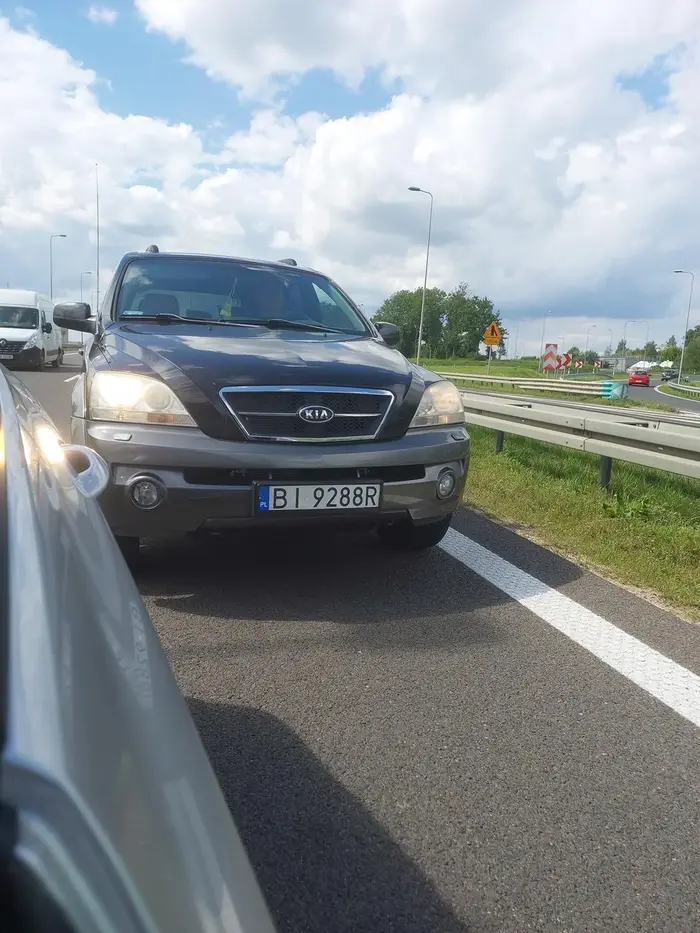 Dziad za kierownicą, pierd*lony cham blokuje lewy pas innym kierowców dużo przed zwężeniem