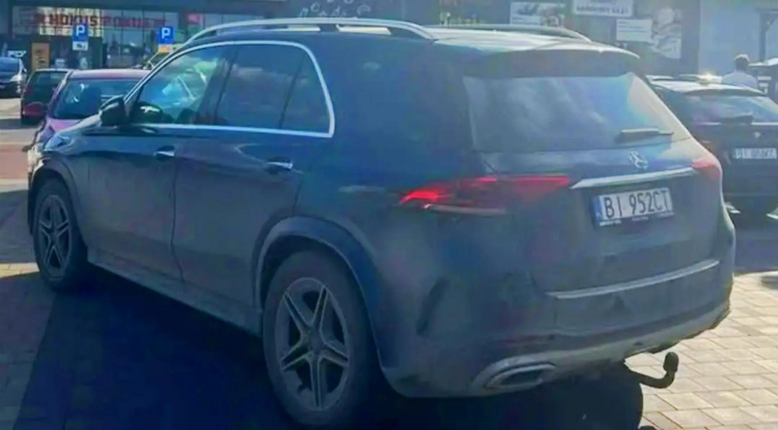 Bezkierunek+wciskanie na chama, hamowanie bez powodu, koleś ma nierówno pod sufitem. Cymbau